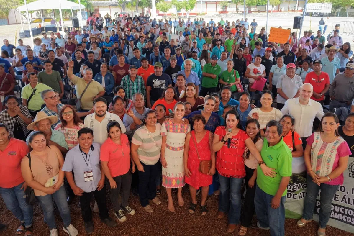 La presidenta Claudia Sheinbaum durante el anuncio del programa Jamaica del Bienestar en Guerrero, con el que el Gobierno de México busca garantizar precios justos y fortalecer los ingresos de las y los productores de jamaica.