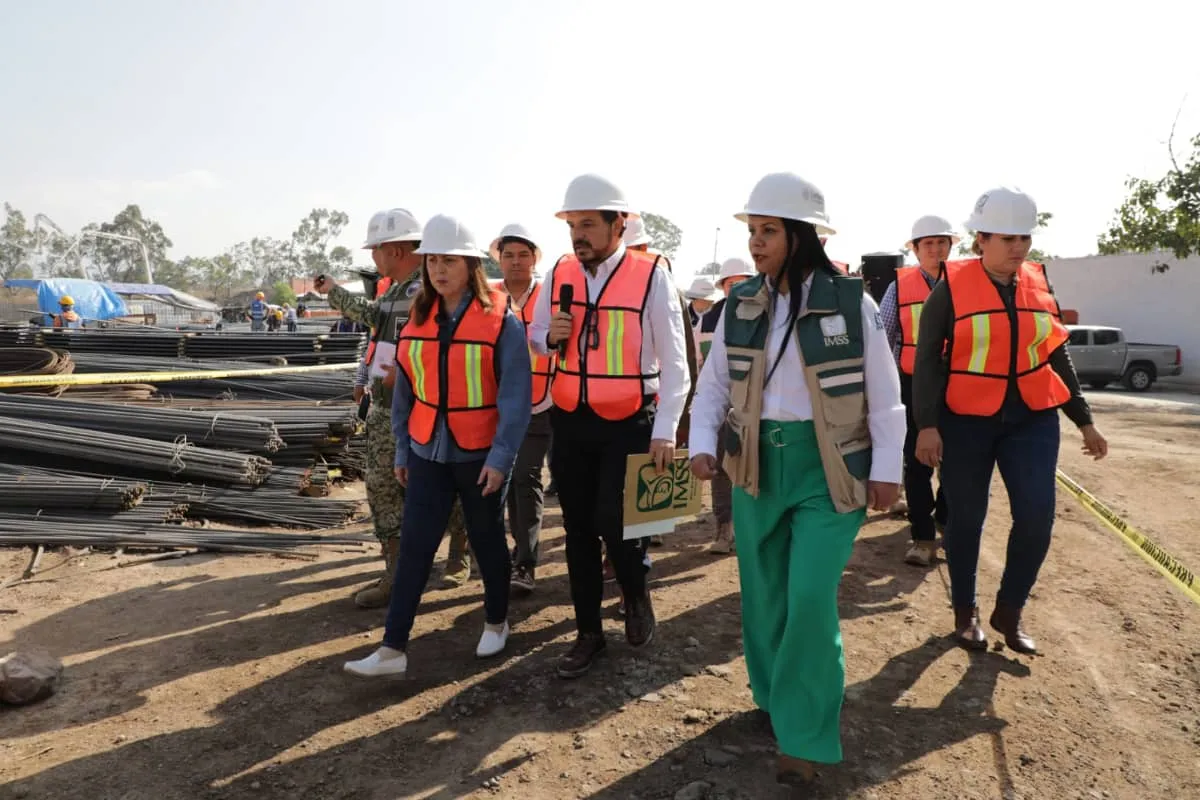 Zoé Robledo, director general del IMSS, y la gobernadora de Morelos, Margarita González Saravia, durante la supervisión de la obra del Hospital General de Zona de Yecapixtla.