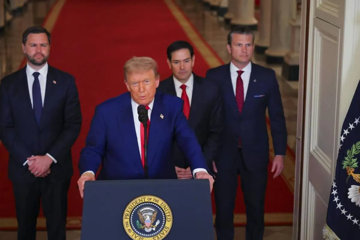 El presidente de Estados Unidos, Donald Trump, durante un acto público; fuentes de seguridad en Medio Oriente advierten sobre una posible acción militar contra Irán en las próximas horas.