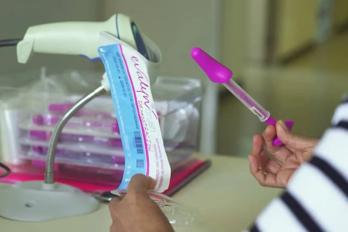 Investigadores de la UNAM durante el desarrollo de la prueba rápida para detectar el VPH de alto riesgo, principal causa del cáncer cervicouterino.