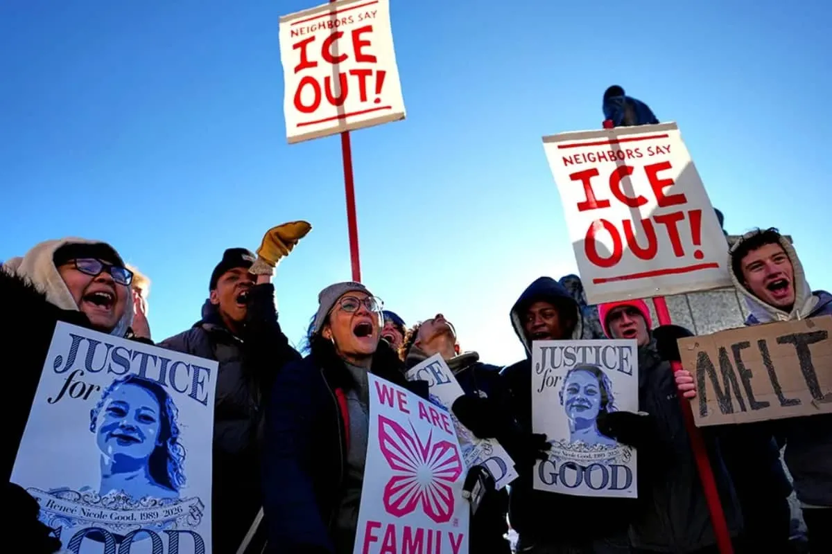 Miles de personas marchan en Minneapolis en una de las protestas contra ICE, pidiendo justicia y un cambio en las políticas migratorias.