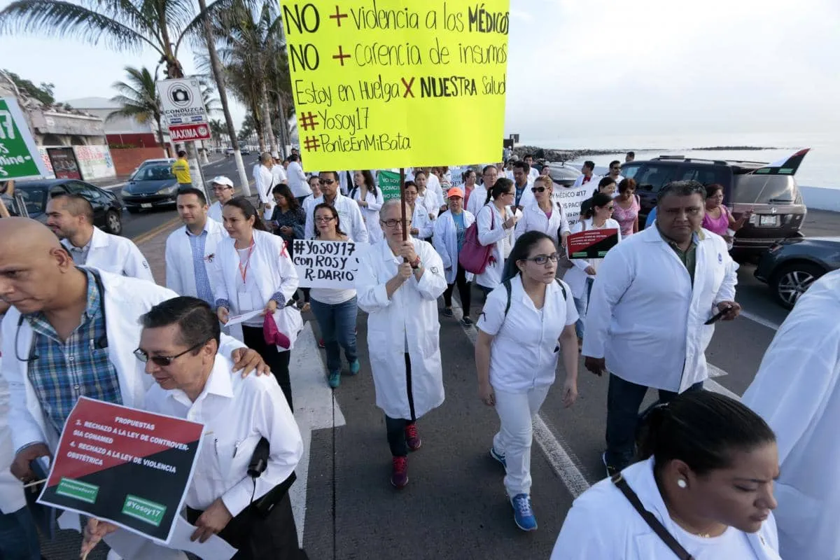 Protestas de médicos en Veracruz ante la falta de pago de bonos de fin de año