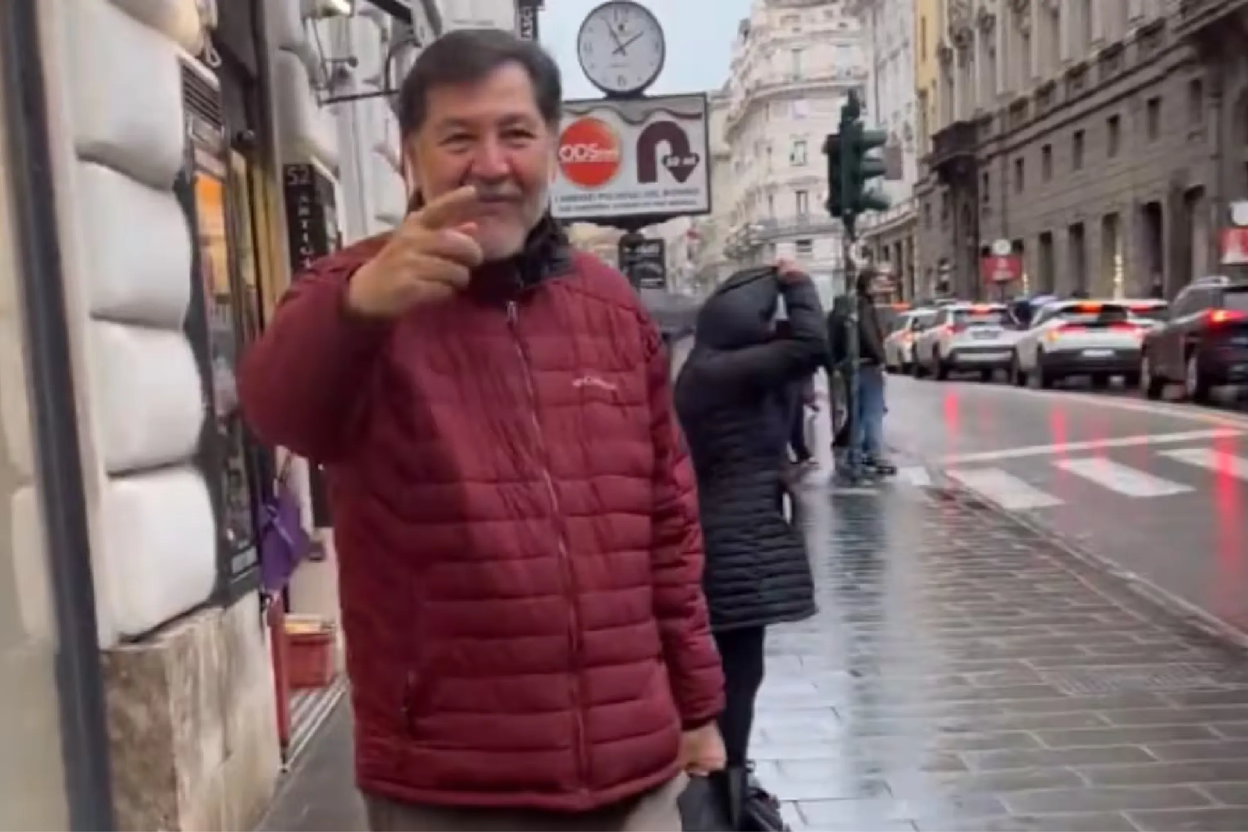 Gerardo Fernández Noroña es confrontado por un ciudadano mexicano en Roma.