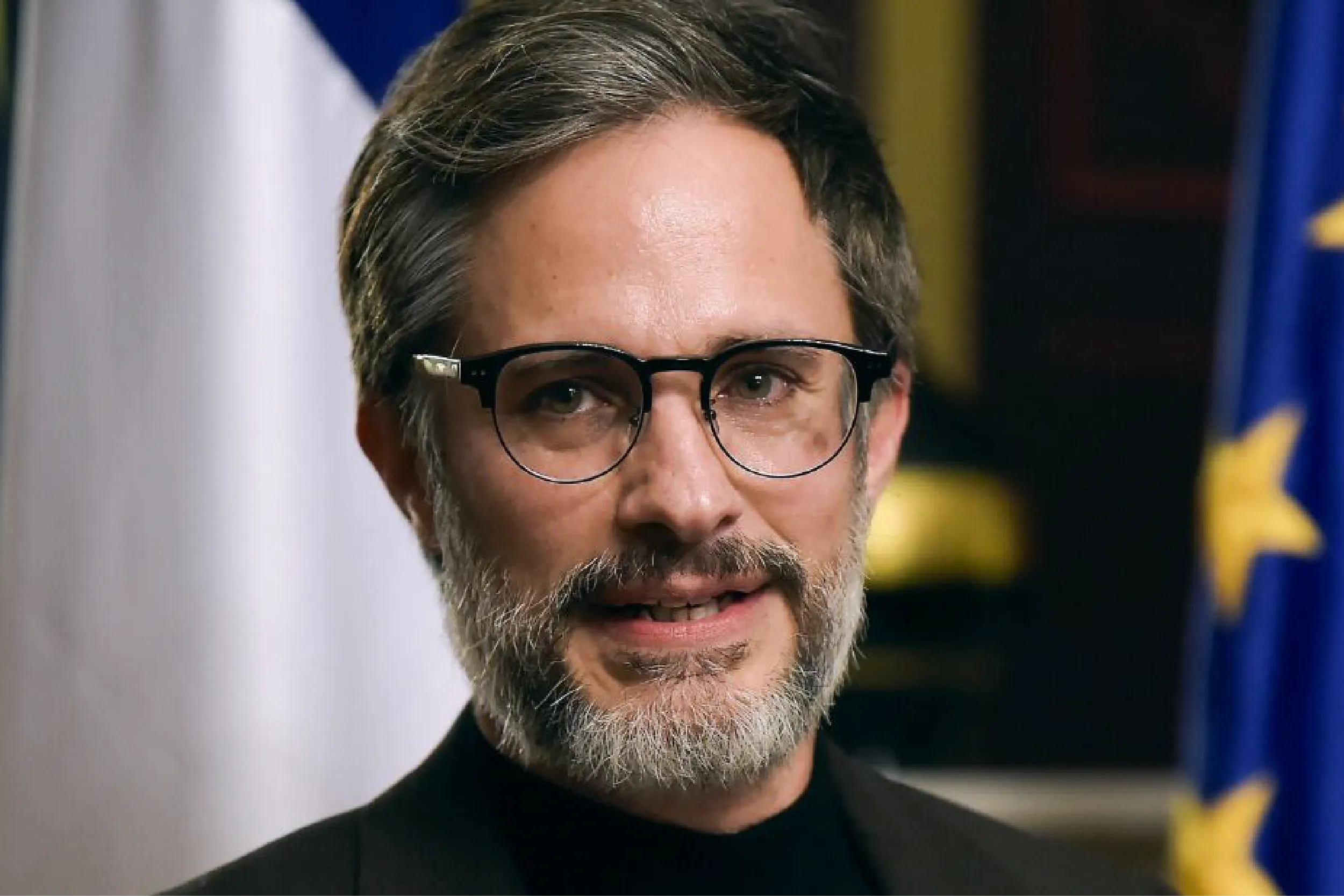 Francia reconoce a Gael García Bernal con la Orden de las Artes y las Letras.