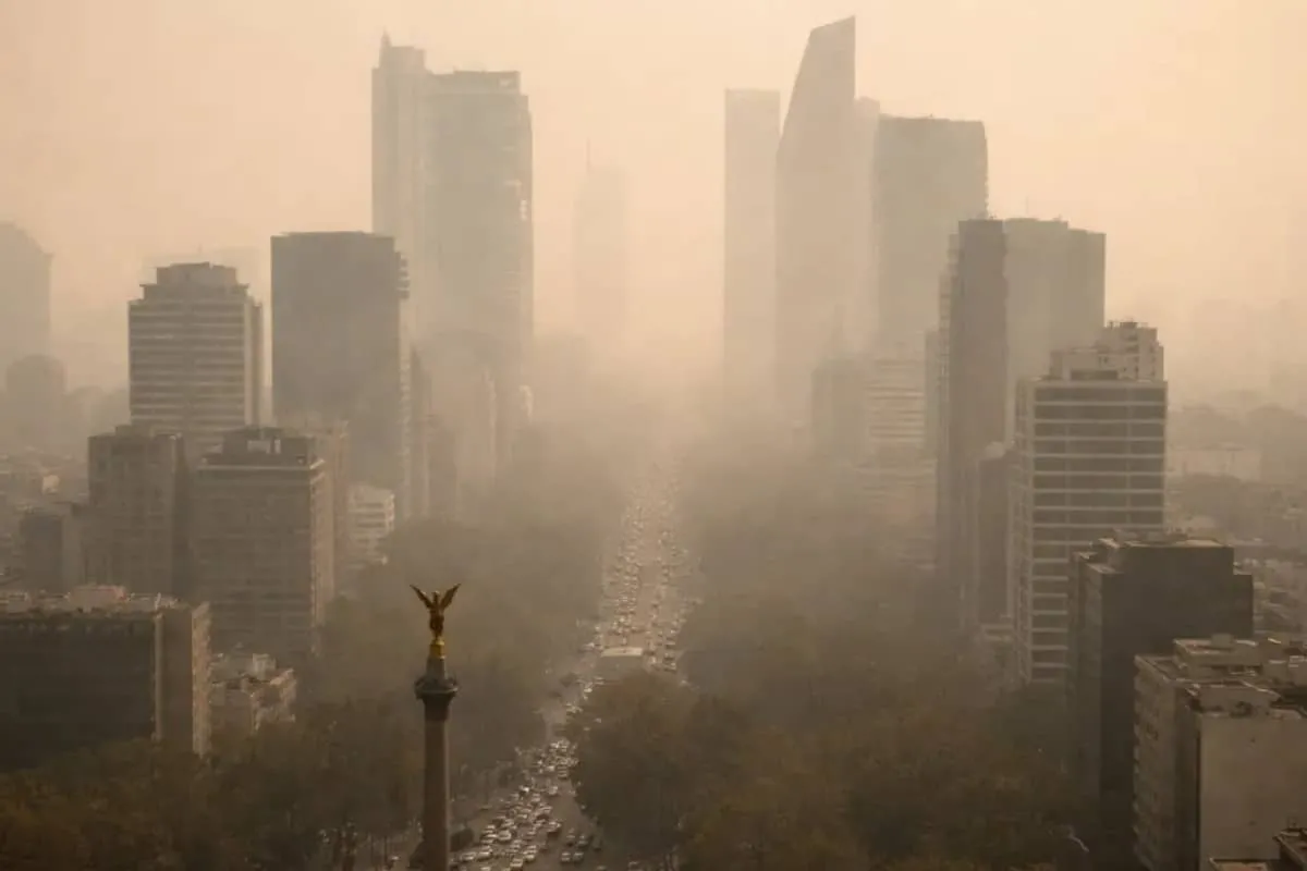 Ciudad de México envuelta en contaminación atmosférica durante la activación de la contingencia ambiental, con llamado a la población para reducir actividades al aire libre.