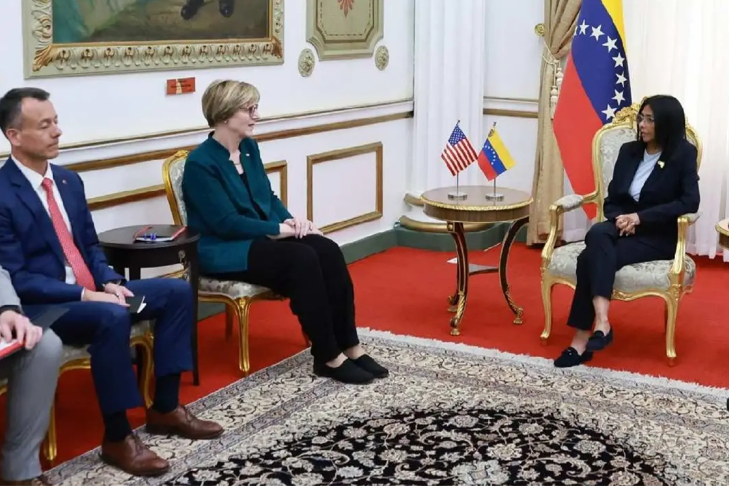 Delcy Rodríguez recibe a la encargada de negocios de Estados Unidos.