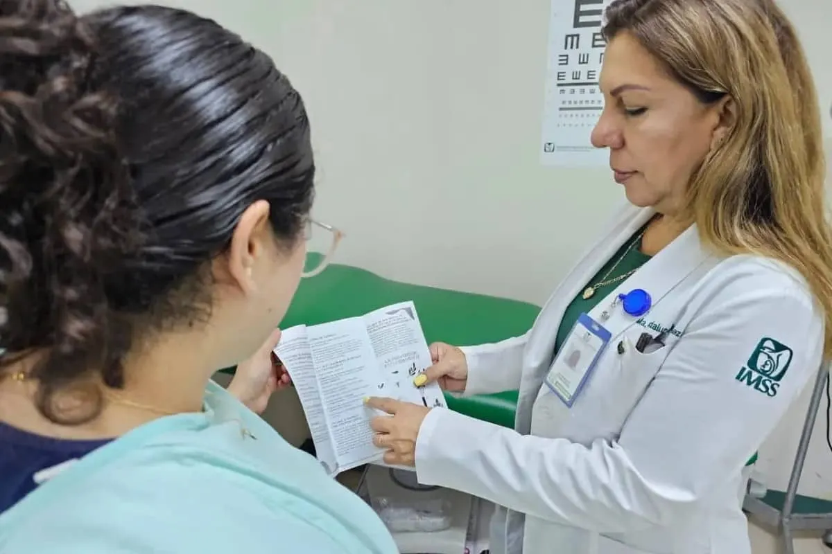 Una trabajadora recibe atención médica por sarampión antes de solicitar una incapacidad del IMSS para proteger sus ingresos durante su recuperación del virus altamente contagioso.