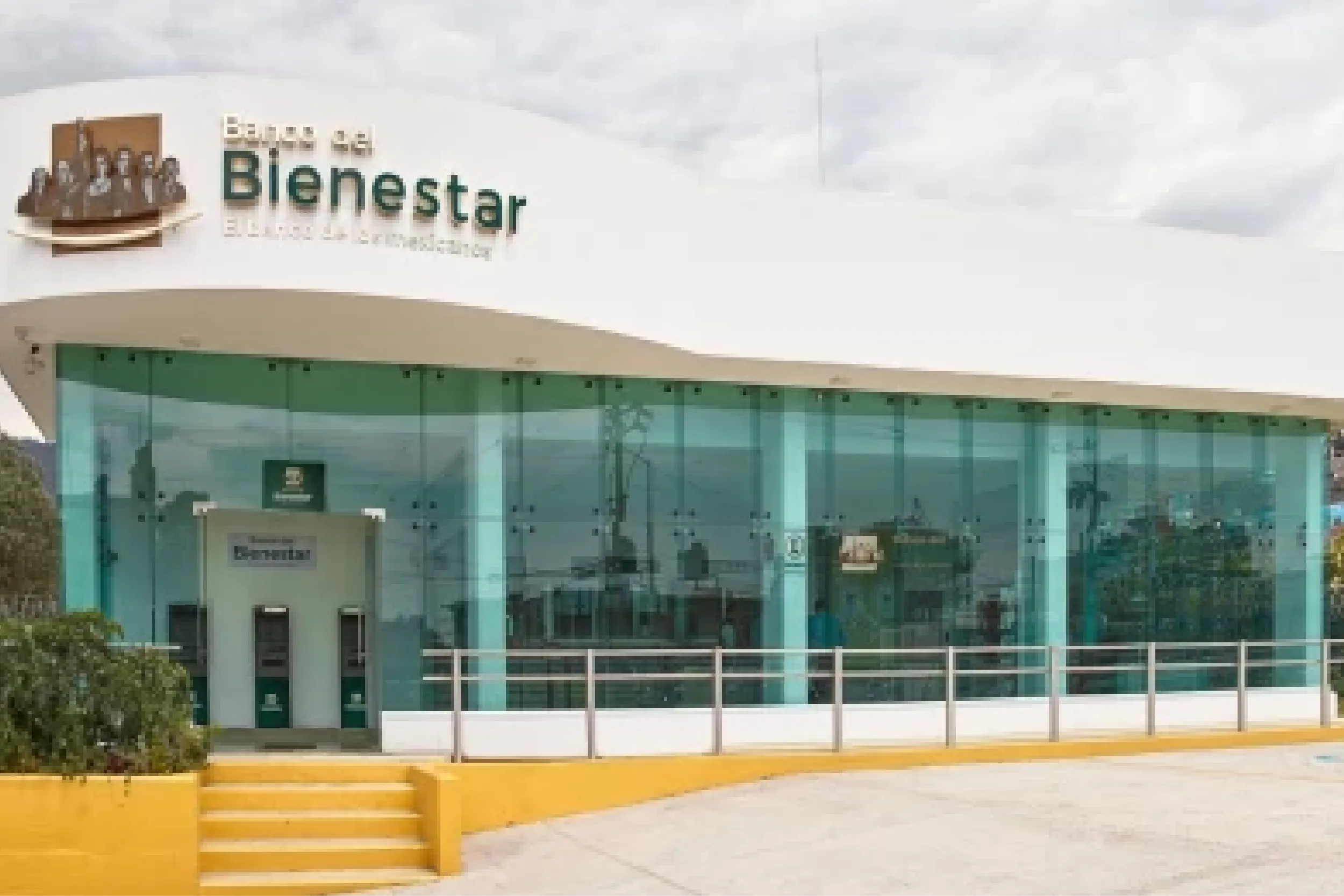 Bloqueo e incendio en carretera Tuxpan–Zitácuaro; disparan contra banco en Tarímbaro.