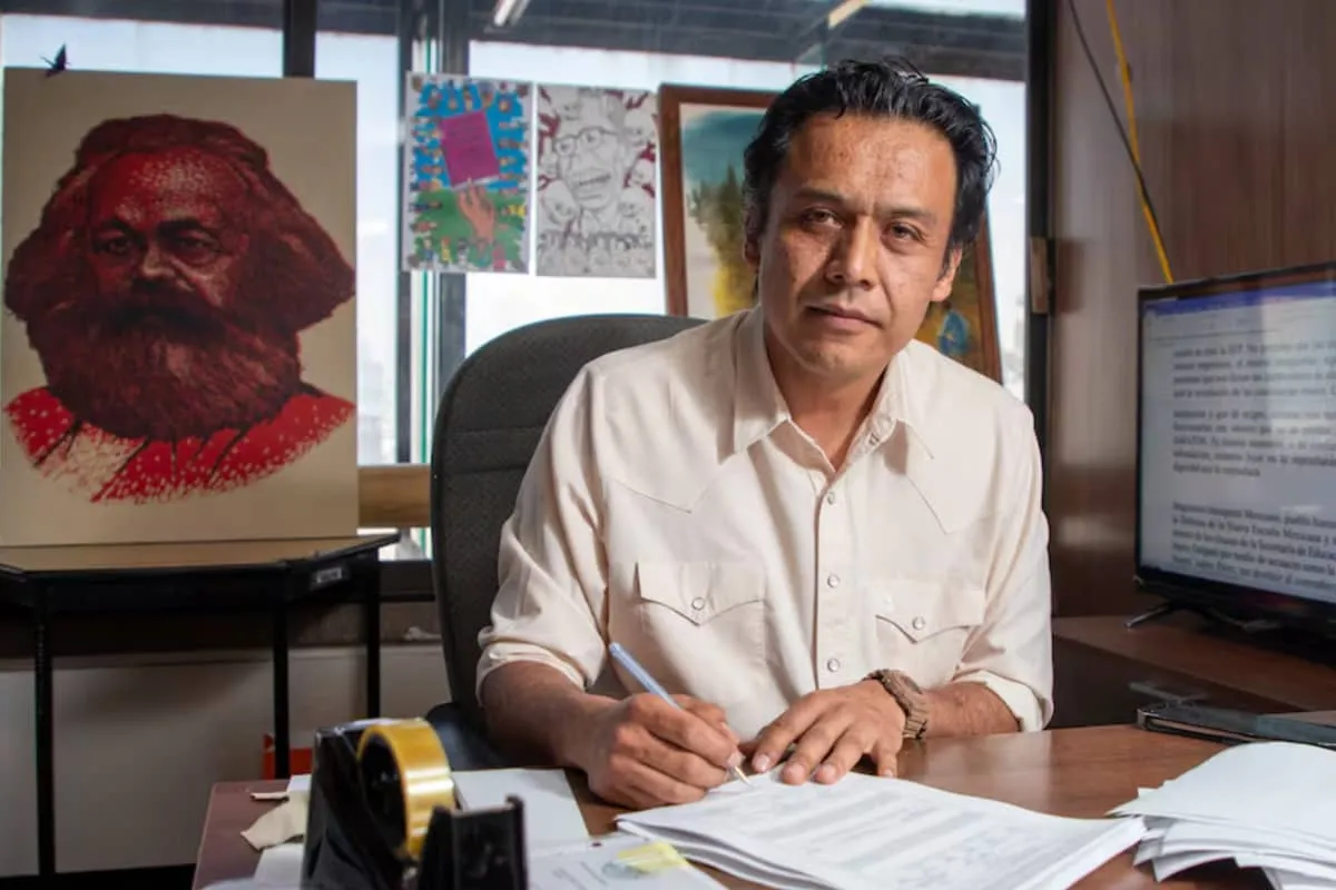 Marx Arriaga al salir de las oficinas de la SEP tras ser notificado oficialmente de su destitución.