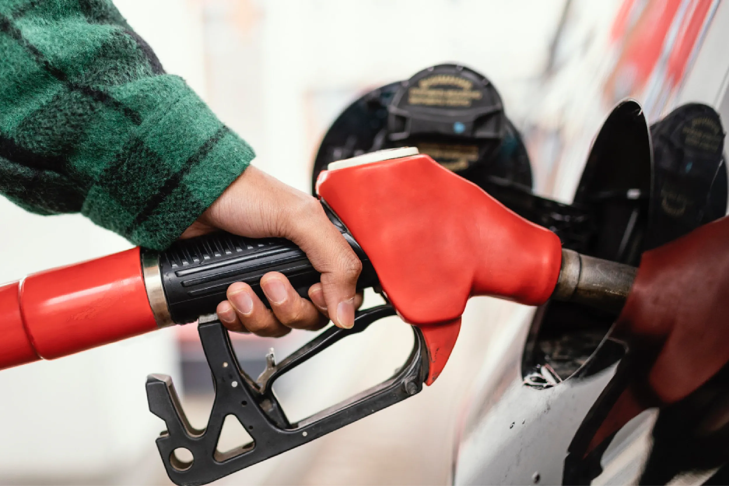 Sheinbaum anuncia baja en comisiones: así reducirá el precio de la gasolina.