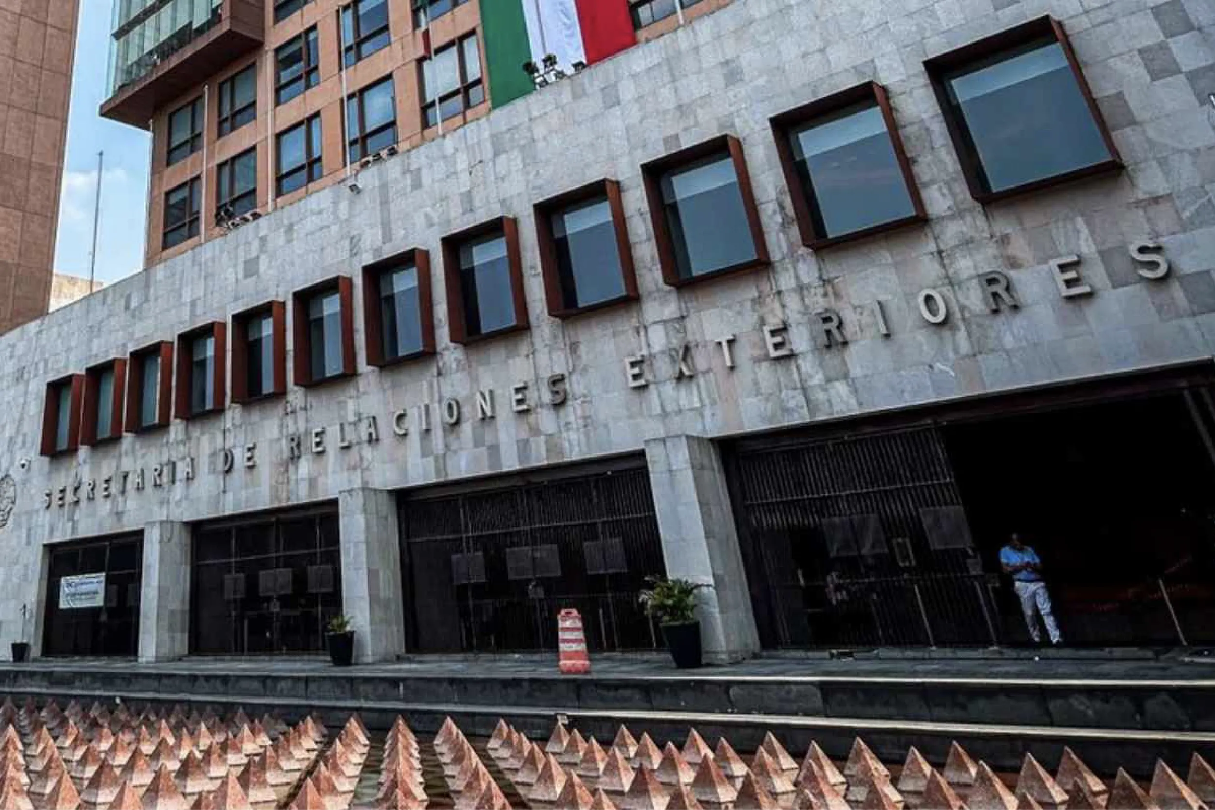 SRE alerta por posible conflicto en Medio Oriente y pide evitar viajes a Irán e Israel.