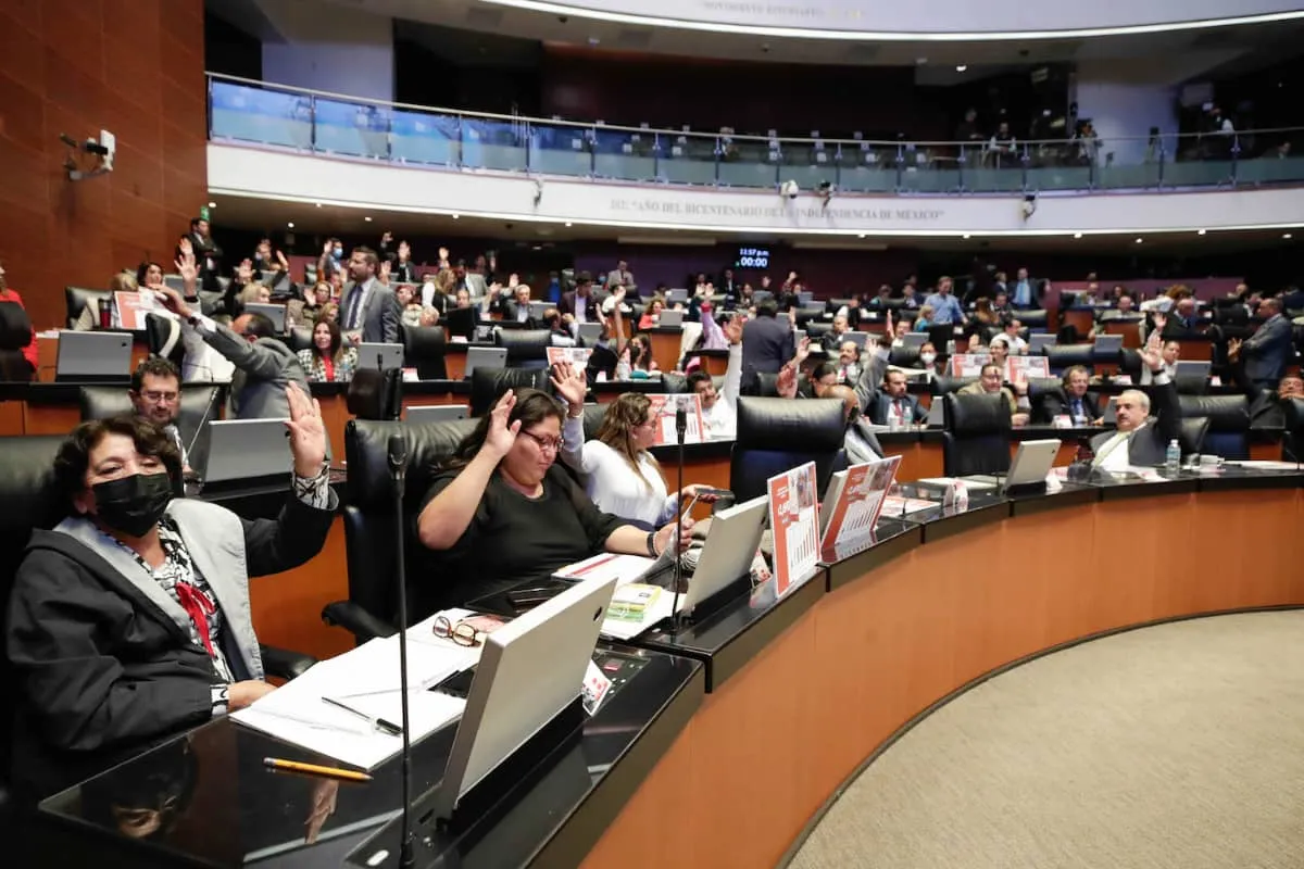 Senadores durante la discusión de la reforma laboral que busca reducir la jornada a 40 horas semanales, con propuestas para días de descanso y límites a horas extra.