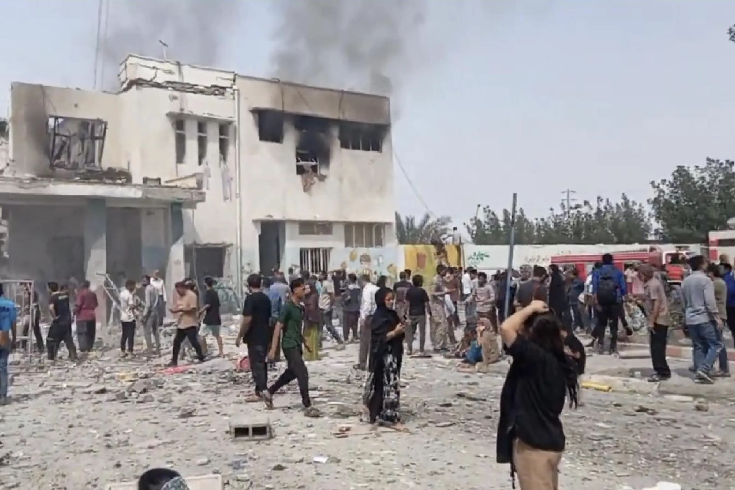 60 niñas mueren tras misil en escuela del sur de Irán.