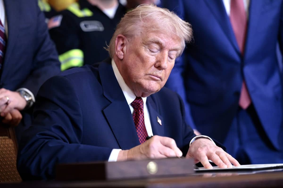 Trump llega a las elecciones intermedias con 36% de aprobación.