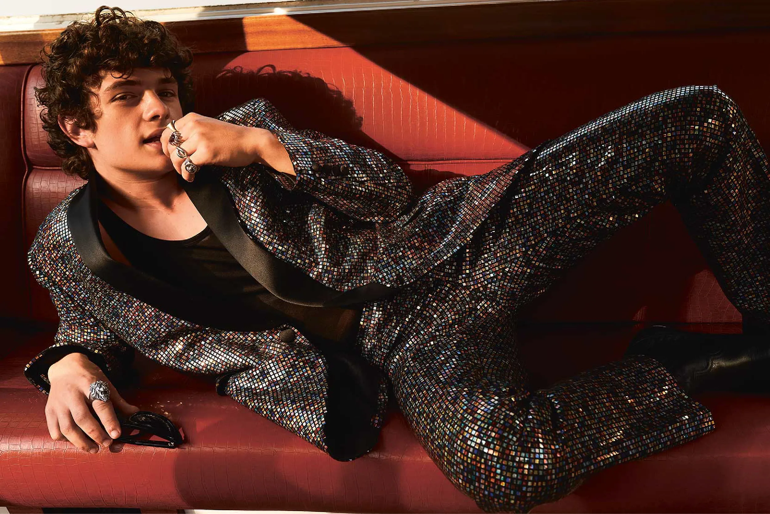 Noah Jupe, el joven actor que redefine la moda masculina en Hollywood.