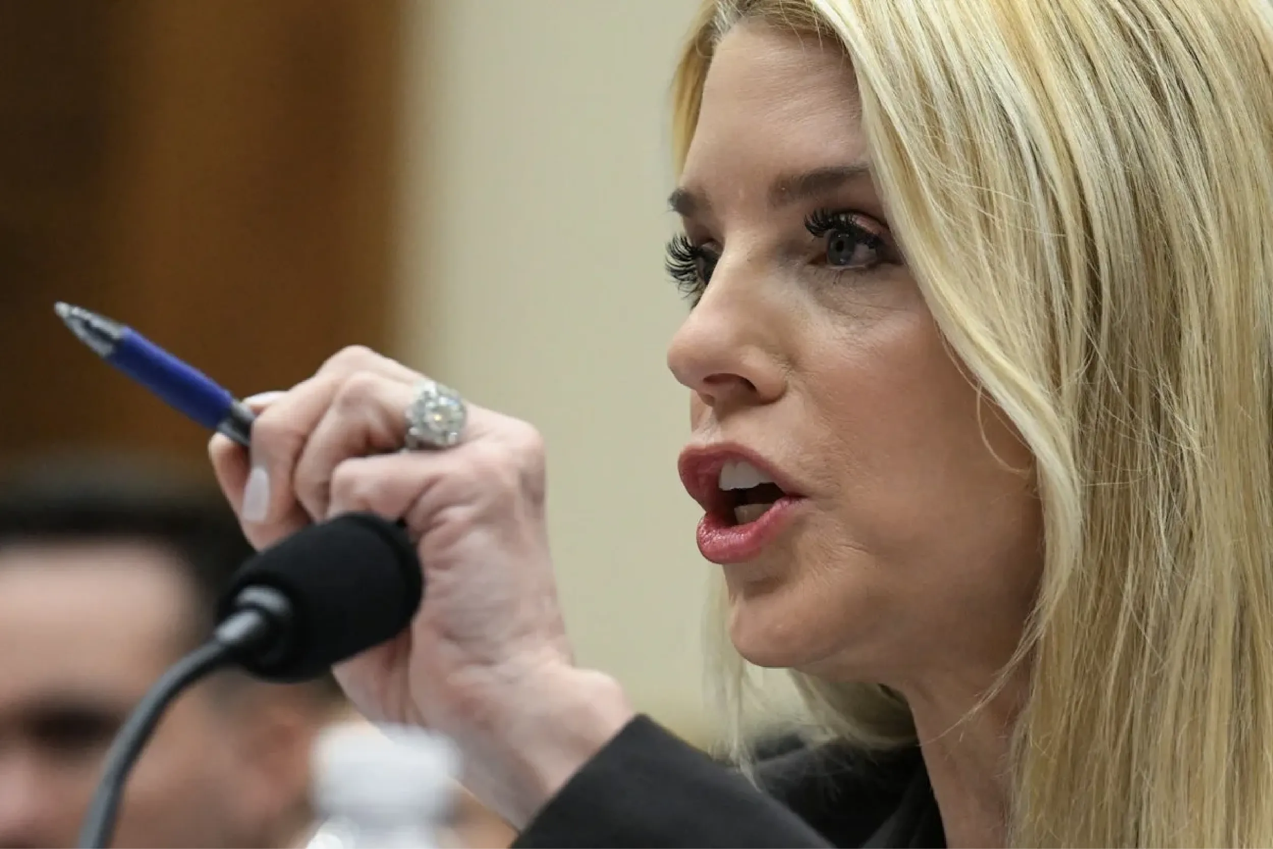 Pam Bondi se muda a base militar tras amenazas por archivos de Epstein.
