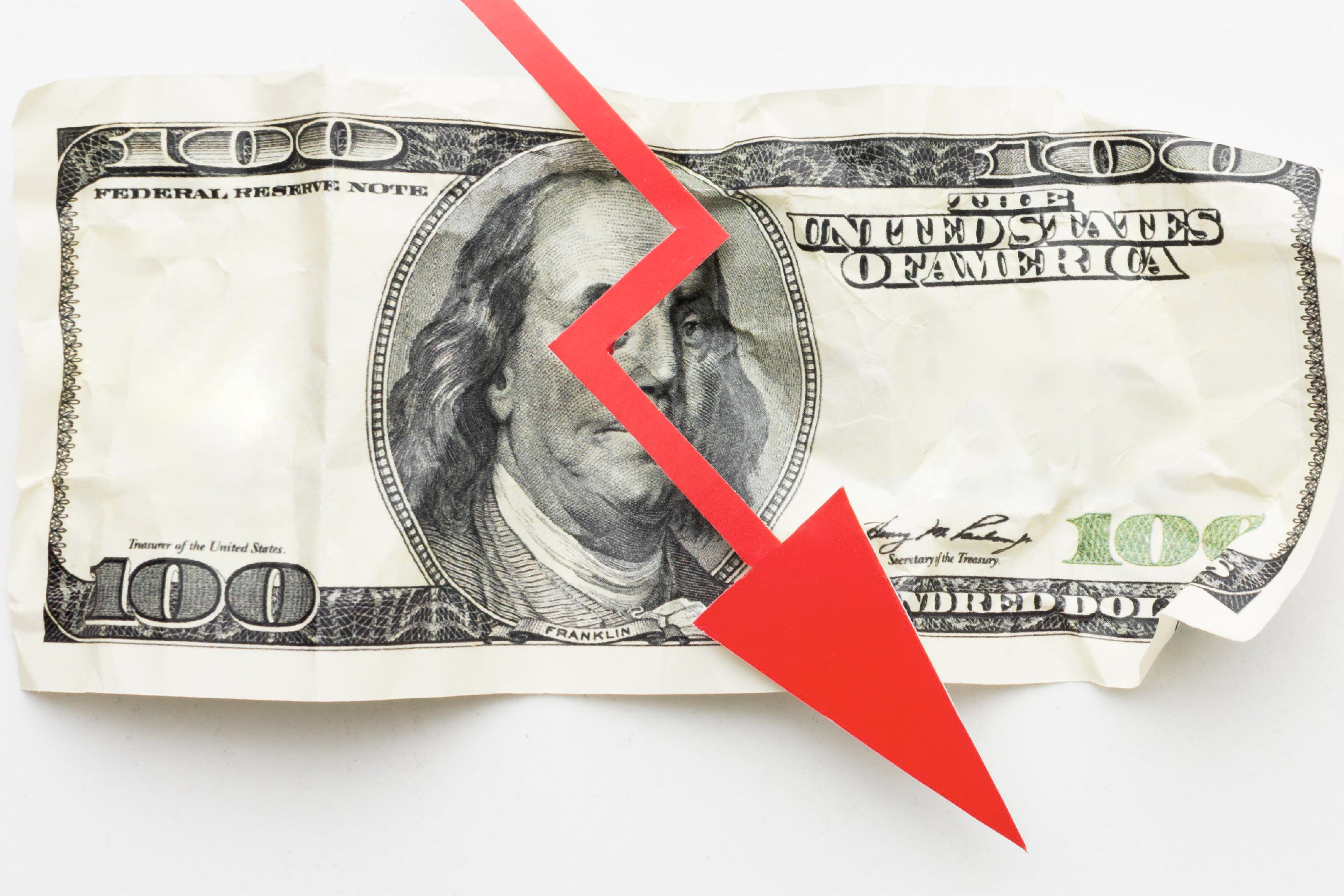 Peso mexicano recupera terreno frente al dólar.