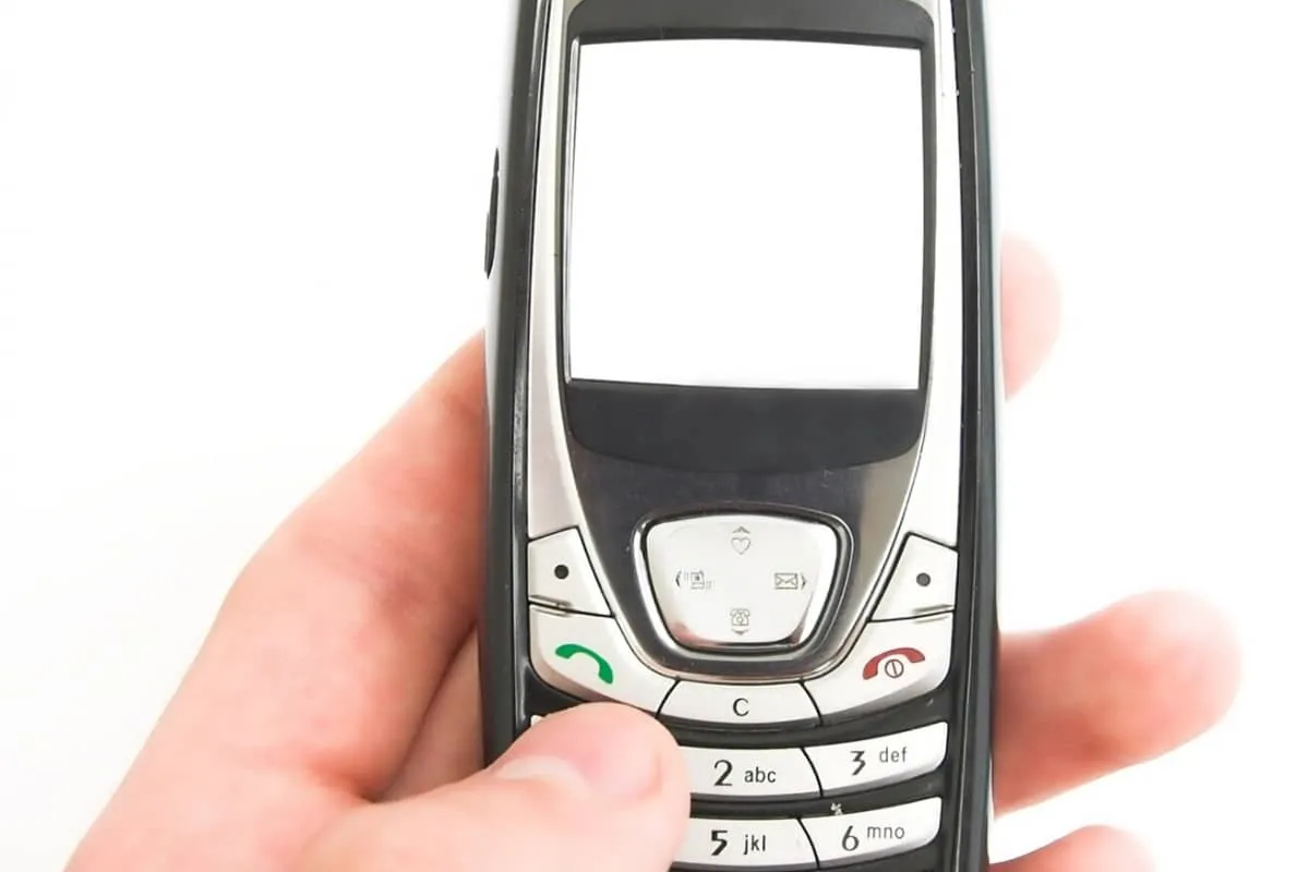 Un celular viejo puede transformarse en una cámara de seguridad gratuita mediante aplicaciones que permiten monitoreo en tiempo real desde otro dispositivo.