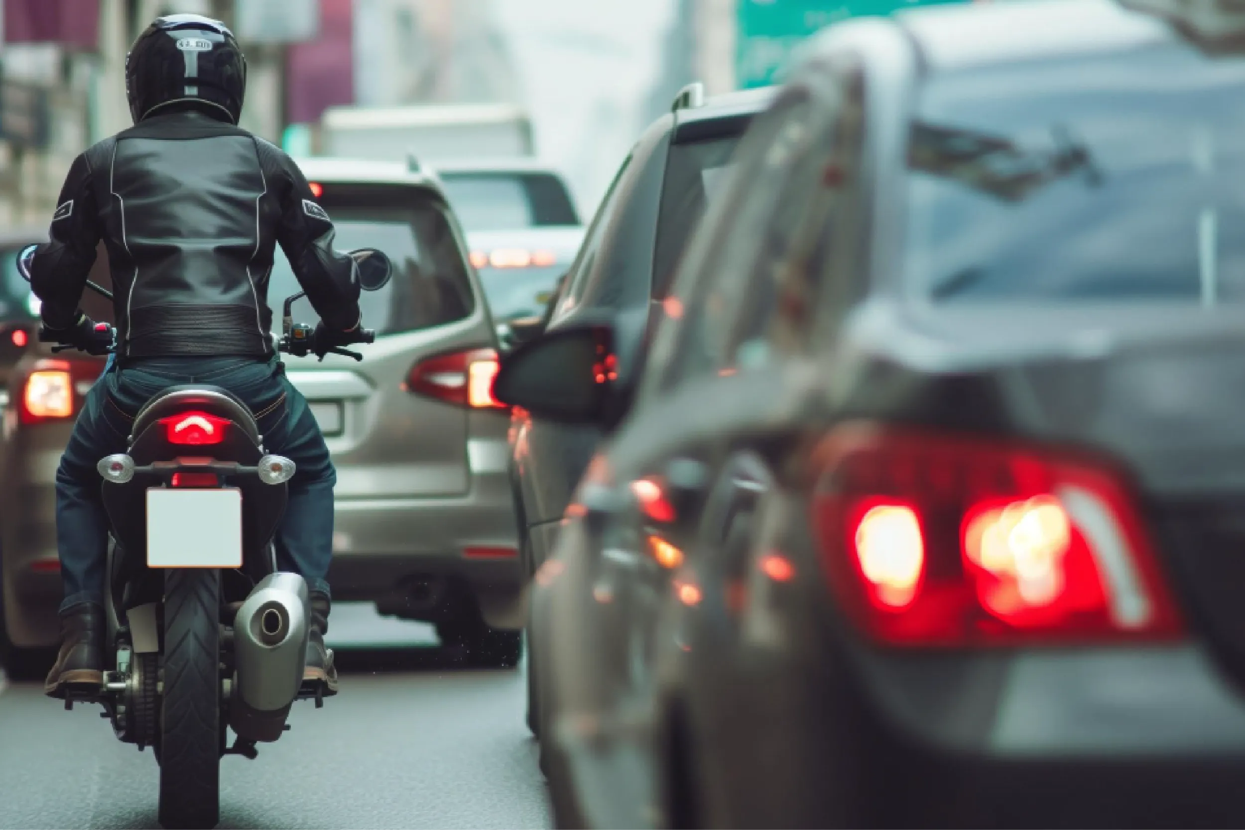 ¿Te metes entre coches? Esta es la multa y el riesgo real en CDMX.