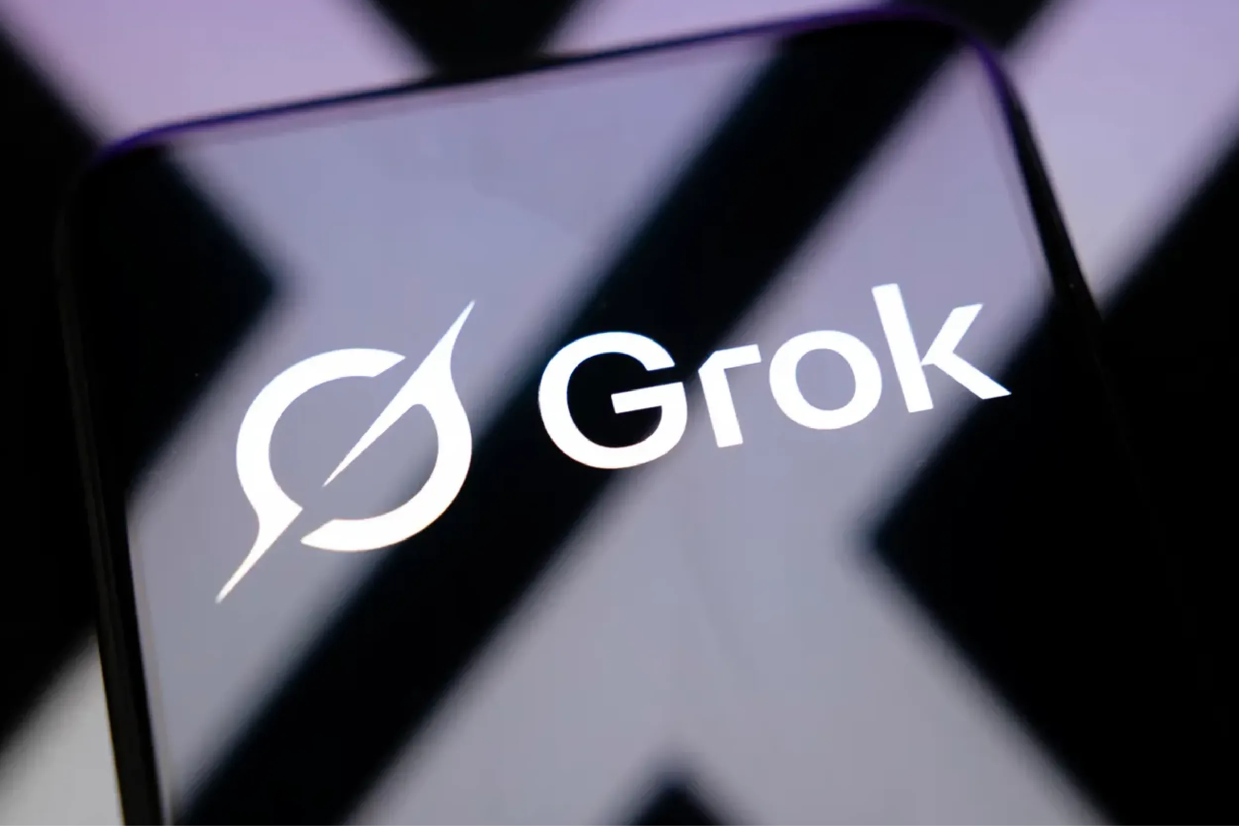 Apple presiona a Grok por contenido inapropiado.