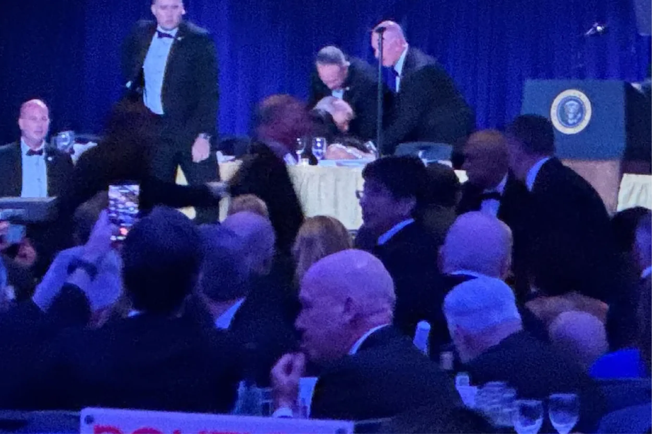 Evacúan a Trump tras incidente de seguridad en la Cena de Corresponsales.