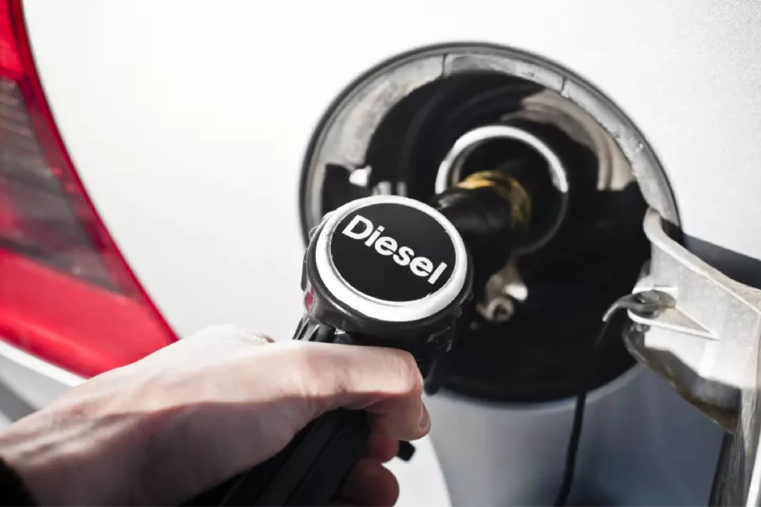 Gasolineros aceptan tope de 28 pesos al diésel en México.