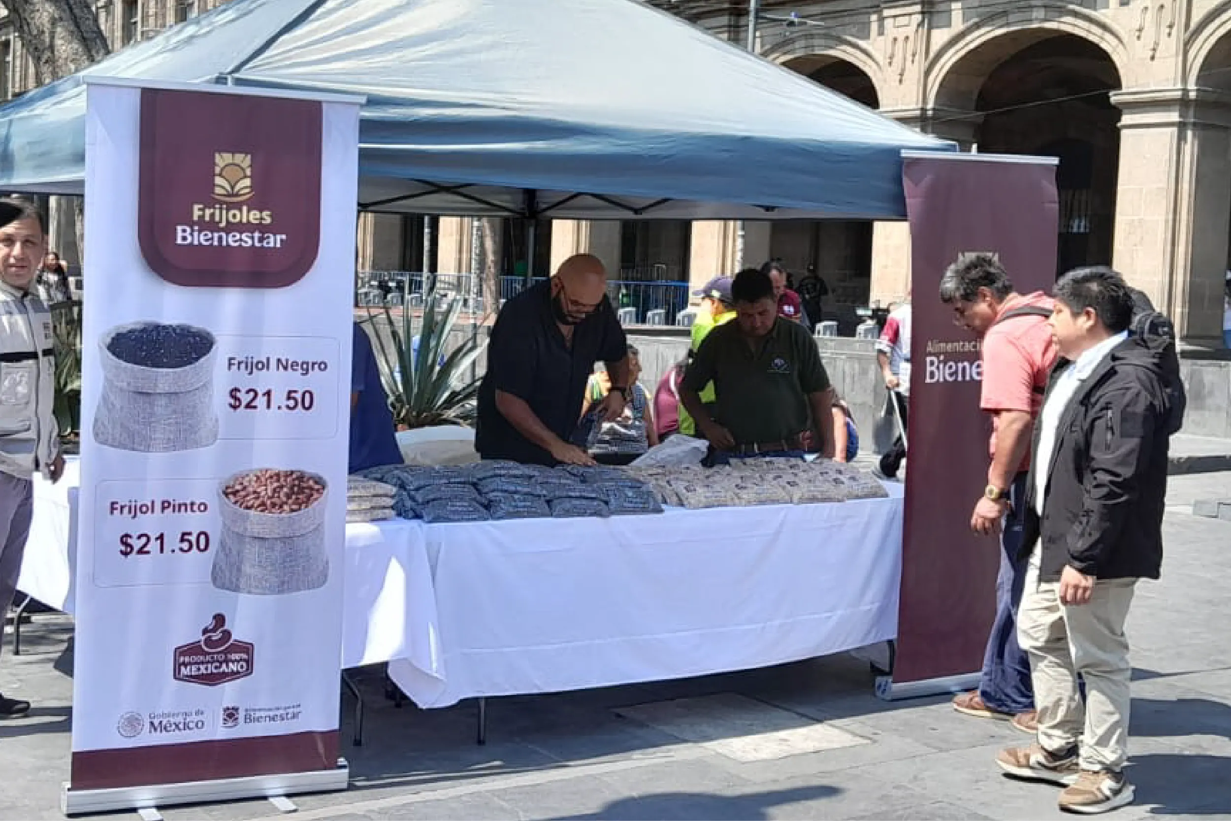 Frijoles Bienestar llegan al Zócalo CDMX a .50. Foto I Moises Castillo