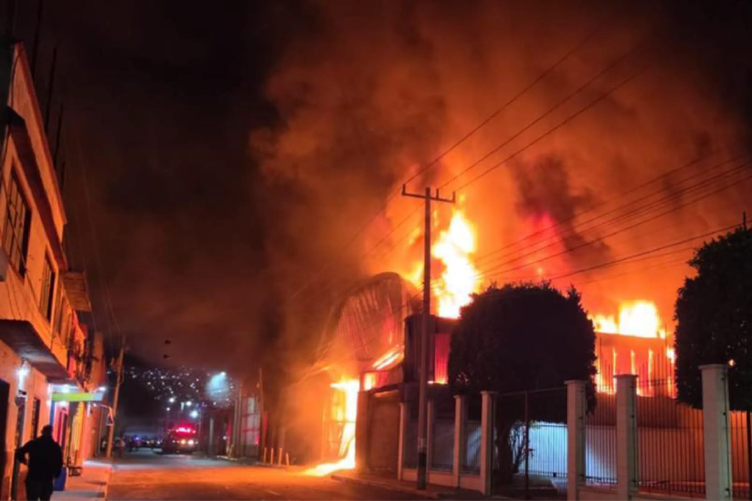 Incendio en Ecatepec: fuego consume fábrica en Xalostoc y evacúan a más de 100 personas.