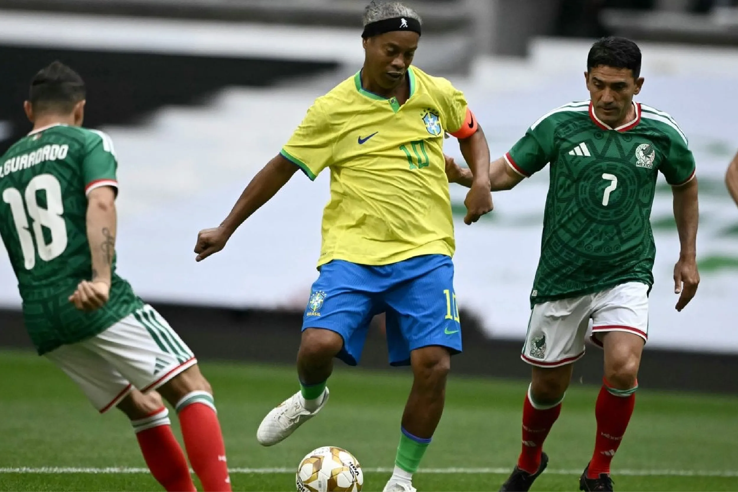 México vence 3-2 a Brasil en juego de leyendas; Oribe Peralta marca doblete en el Azteca.