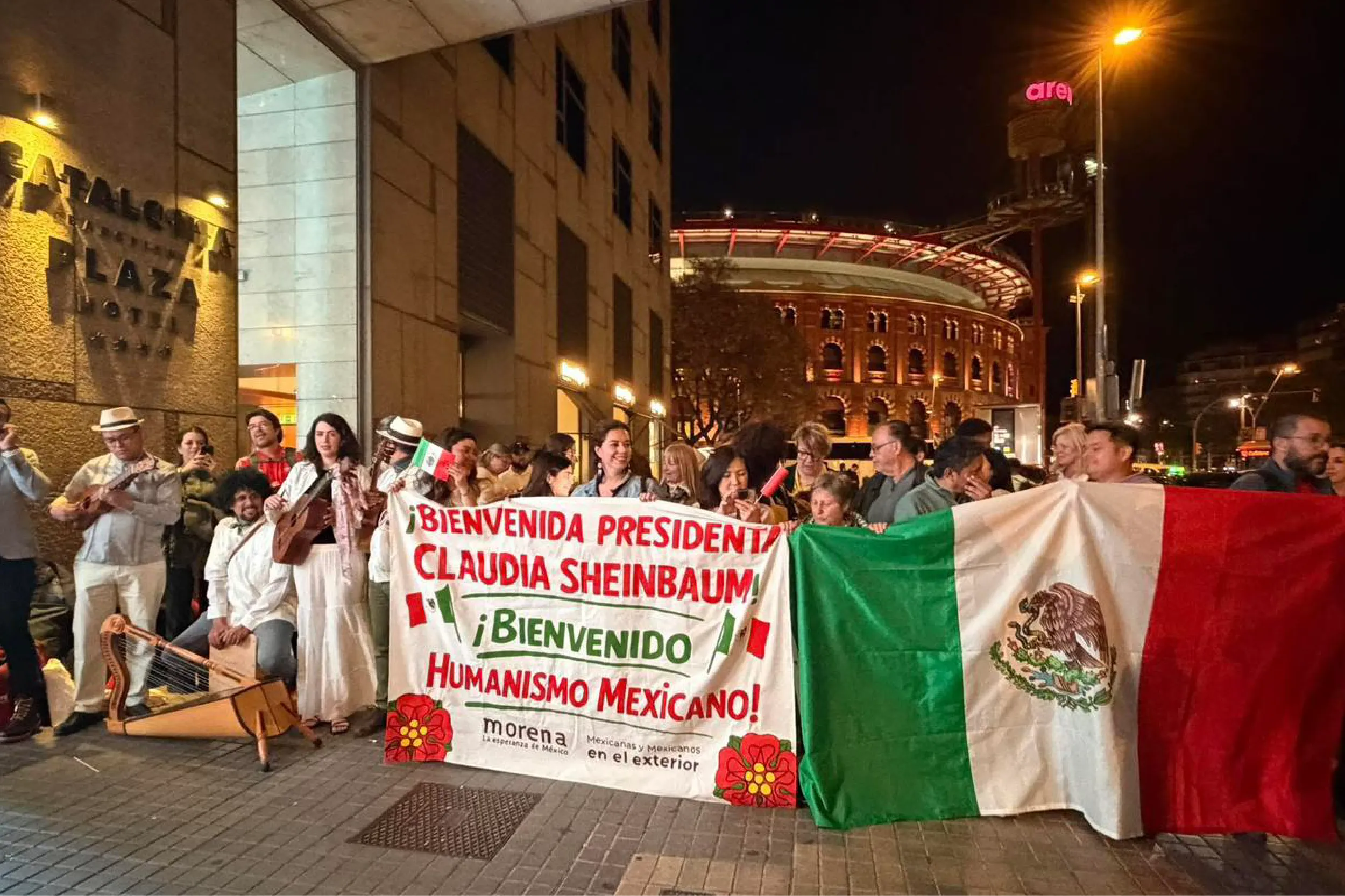 Sheinbaum llega a Barcelona, mexicanos la reciben con música y lanza mensaje de paz.