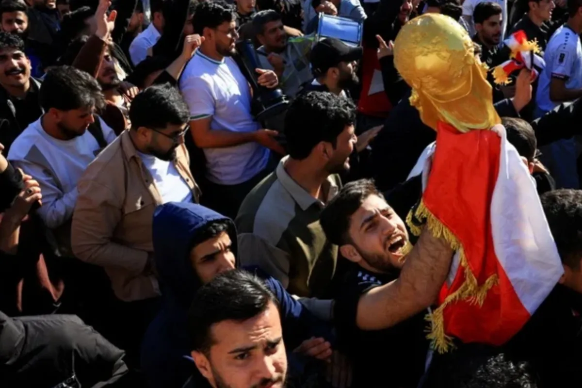Aficionados celebran en las calles de Bagdad tras la histórica clasificación de Irak al Mundial 2026.