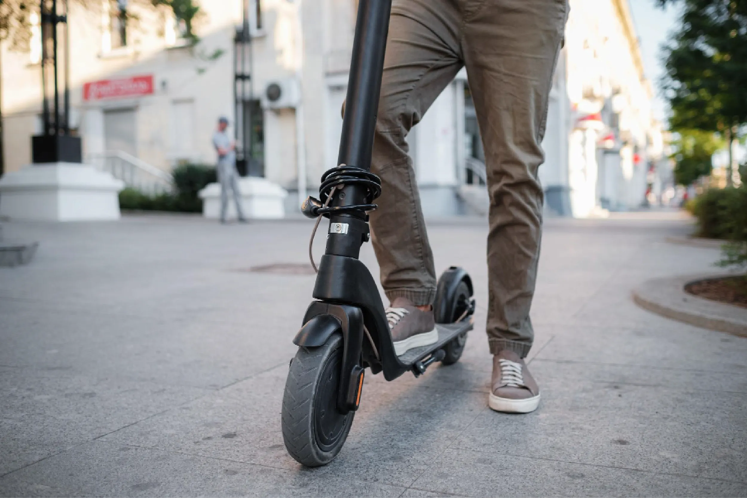 CDMX exigirá placas y licencia para scooters y bicis eléctricas.