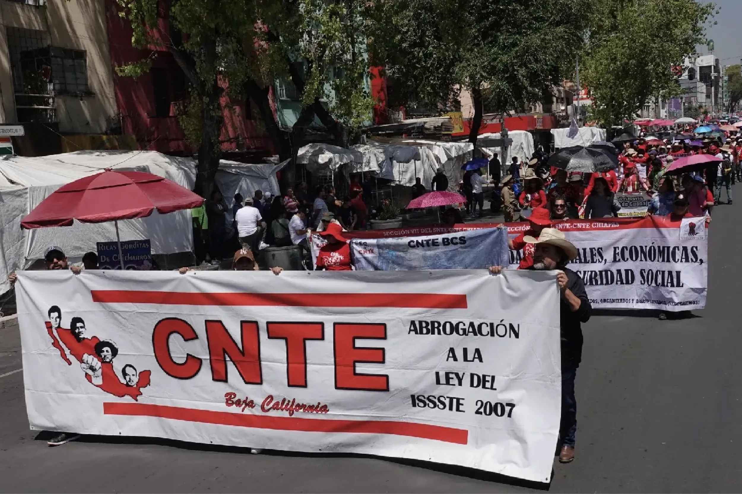 CNTE cambia de estrategia y se instala en 5 de Mayo tras cerco policial en el Centro Histórico.
