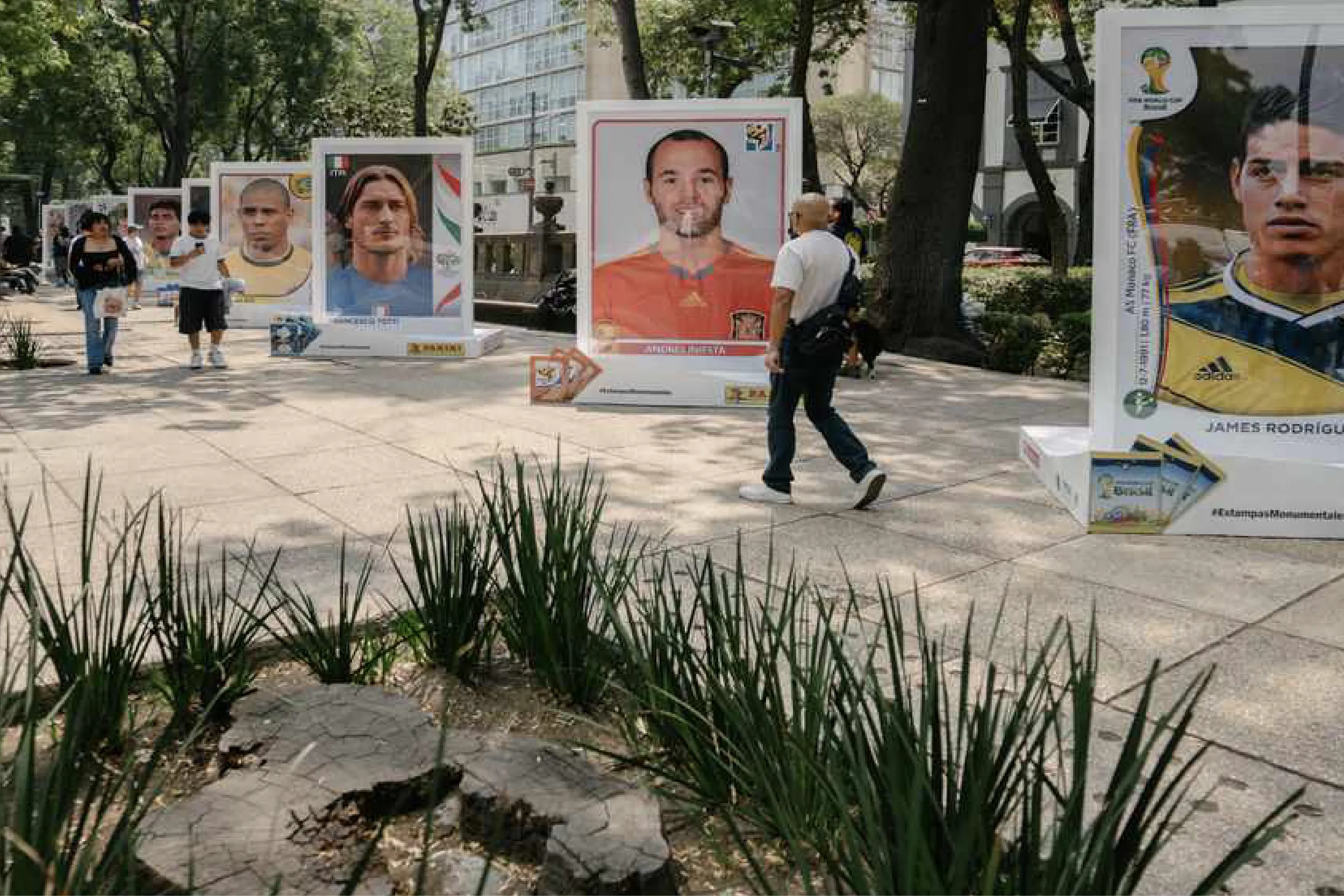 Exposición de estampas gigantes de Panini en Reforma: fechas, figuras y todo lo que debes saber.