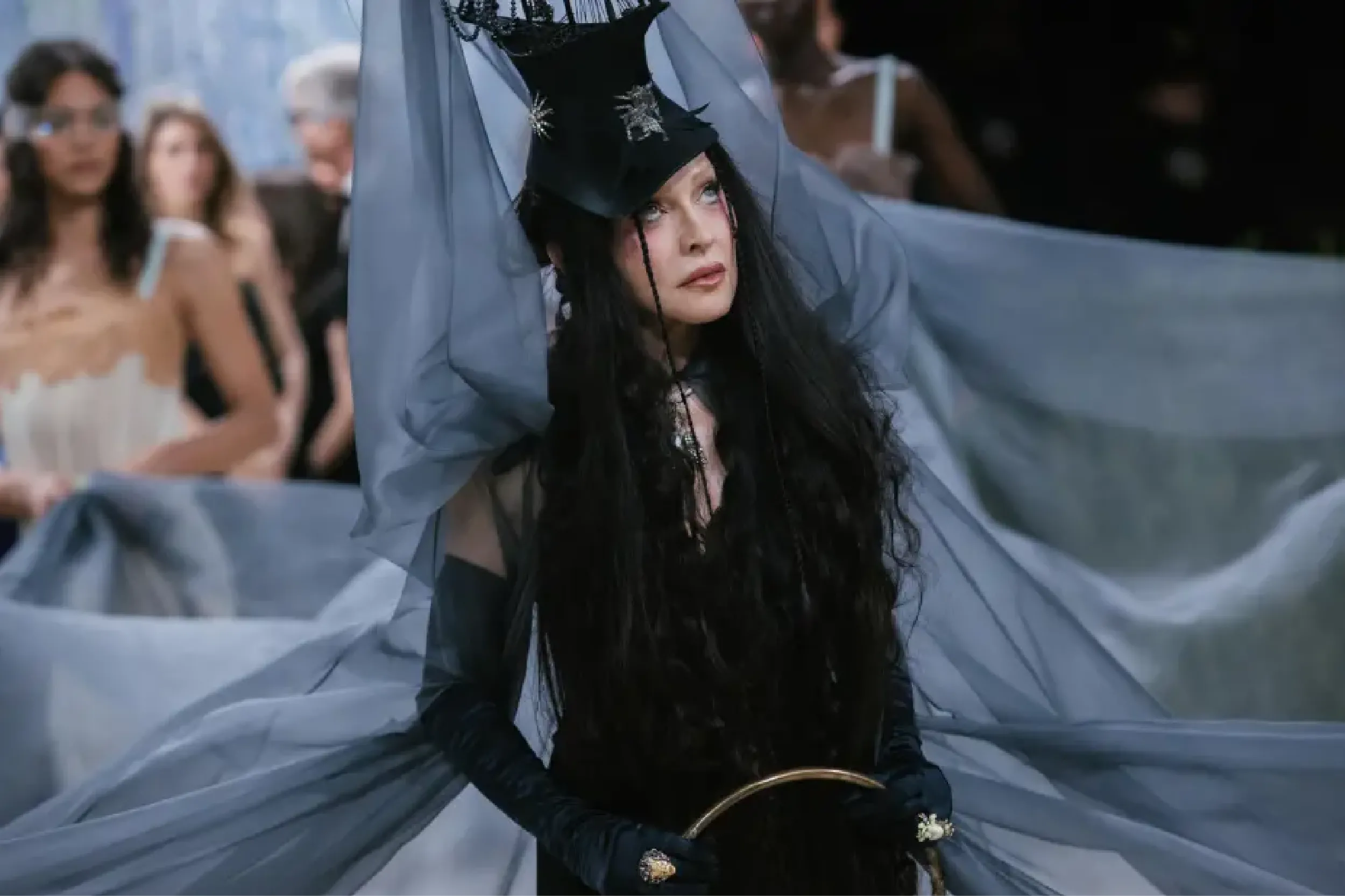 Madonna rinde tributo a México en la Met Gala 2026 con homenaje a Leonora Carrington.