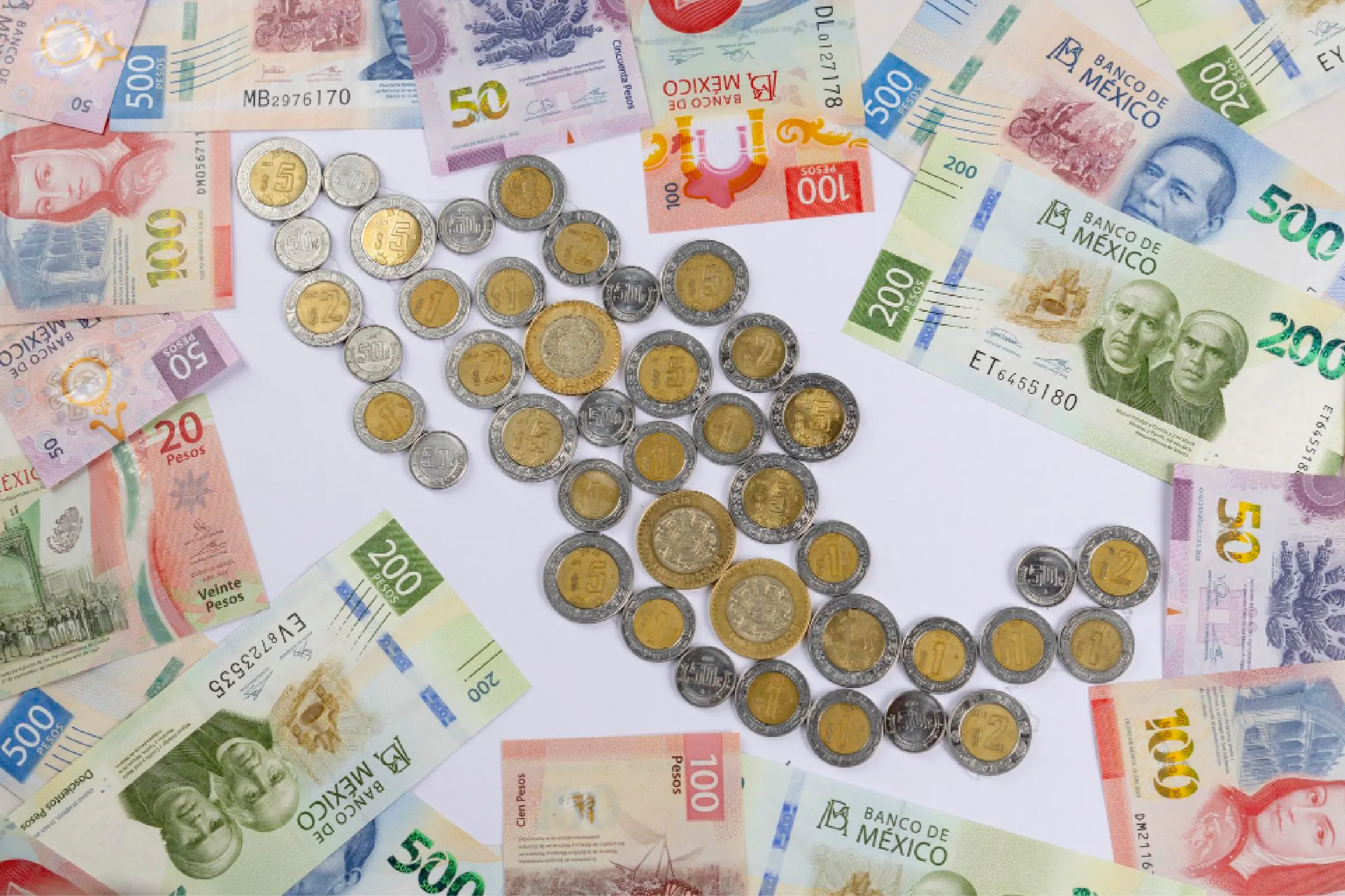 Peso mexicano sube frente al dólar y toca su mejor nivel desde abril.