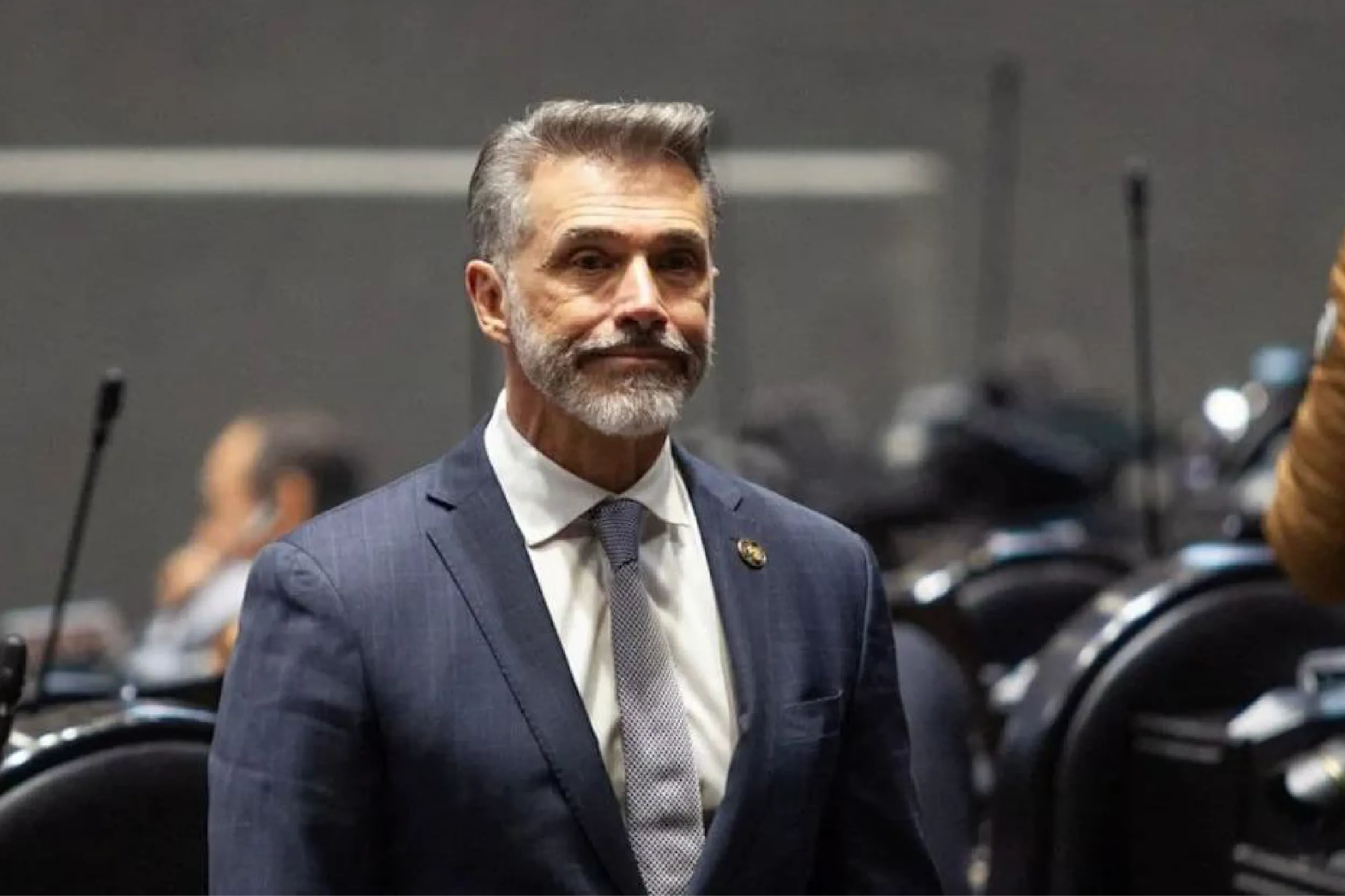 Sergio Mayer explota contra Morena tras renunciar: “No tengo que tragar sapos”.