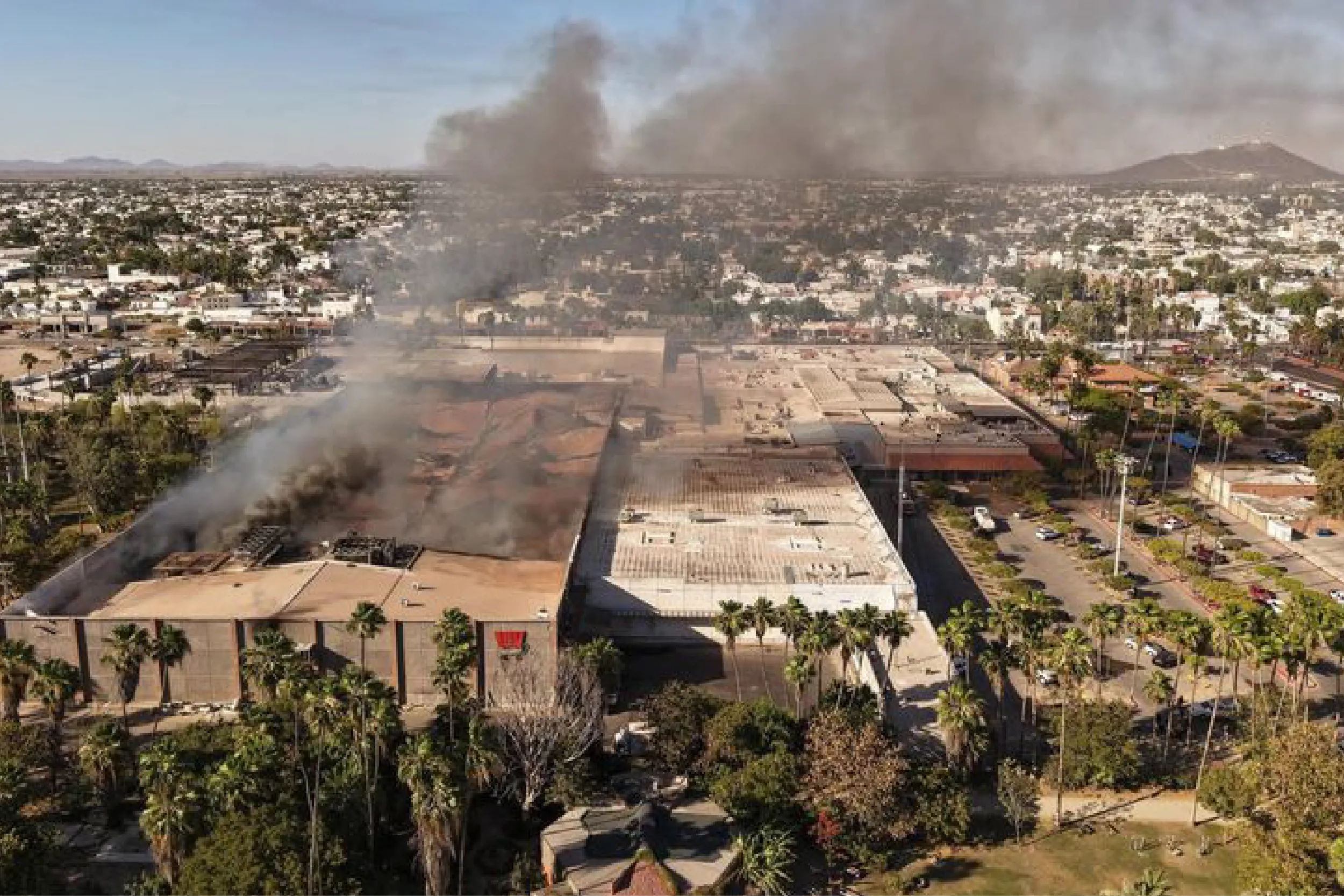 La Fiscalía de Sinaloa confirmó que aumentó a seis el número de personas fallecidas tras el incendio registrado en Plaza Fiestas.