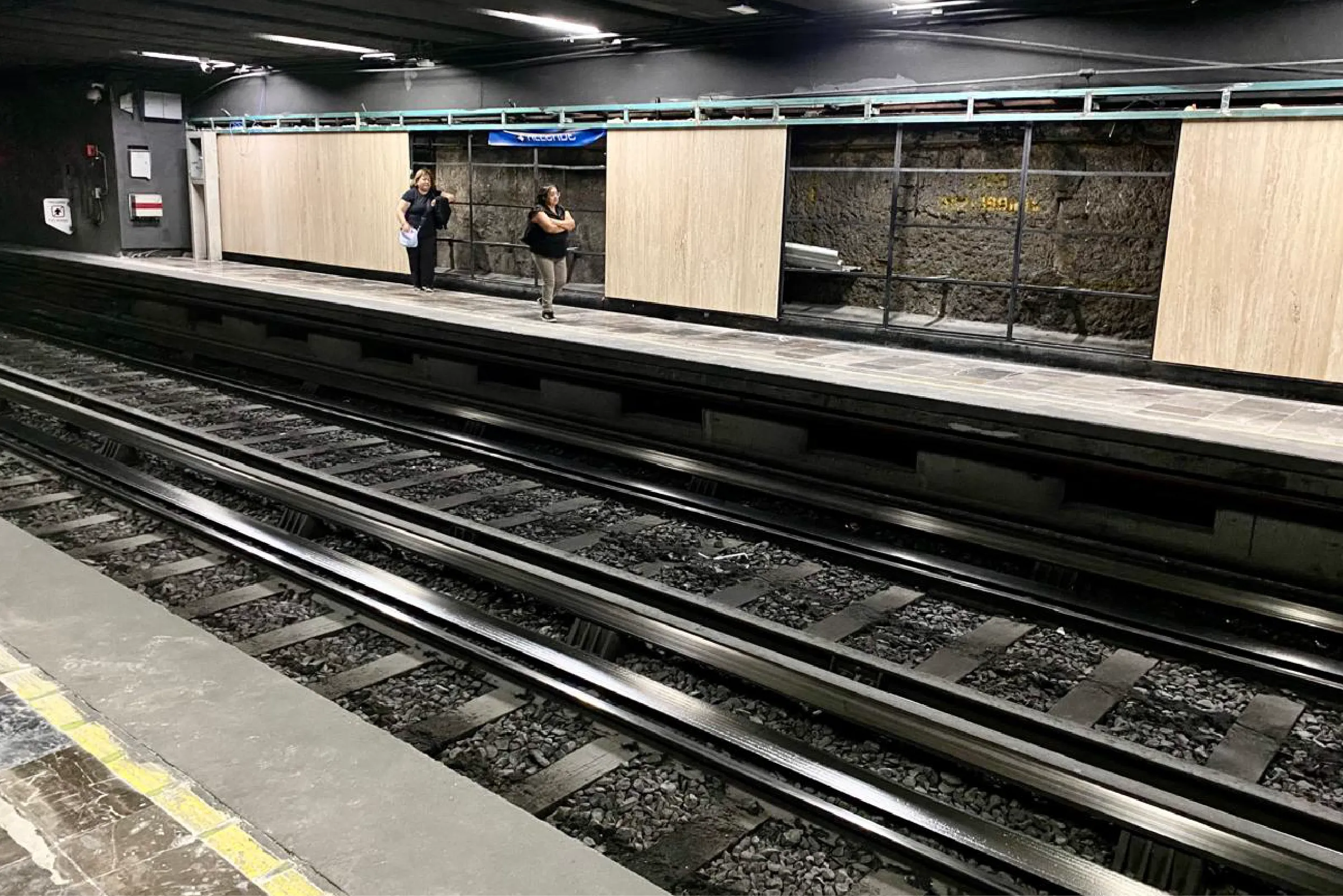 Prometieron un Metro listo para el Mundial, pero la Línea 2 llega con obras a medias, filtraciones y estaciones sin servicio.