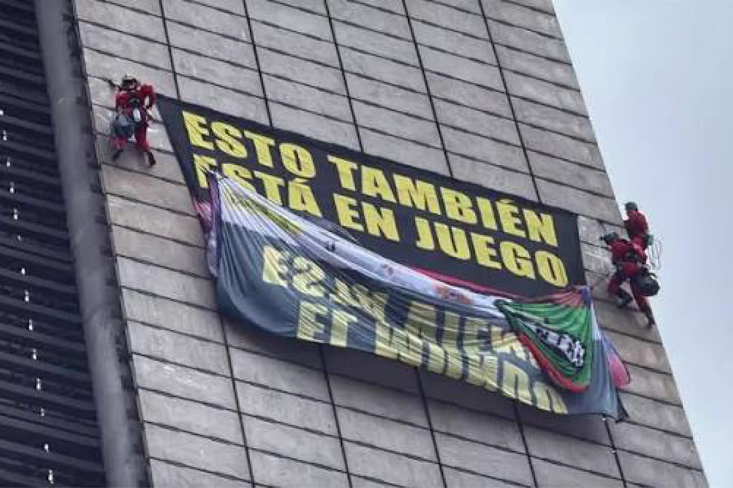 Activistas escalan la Estela de Luz previo al Mundial 2026.