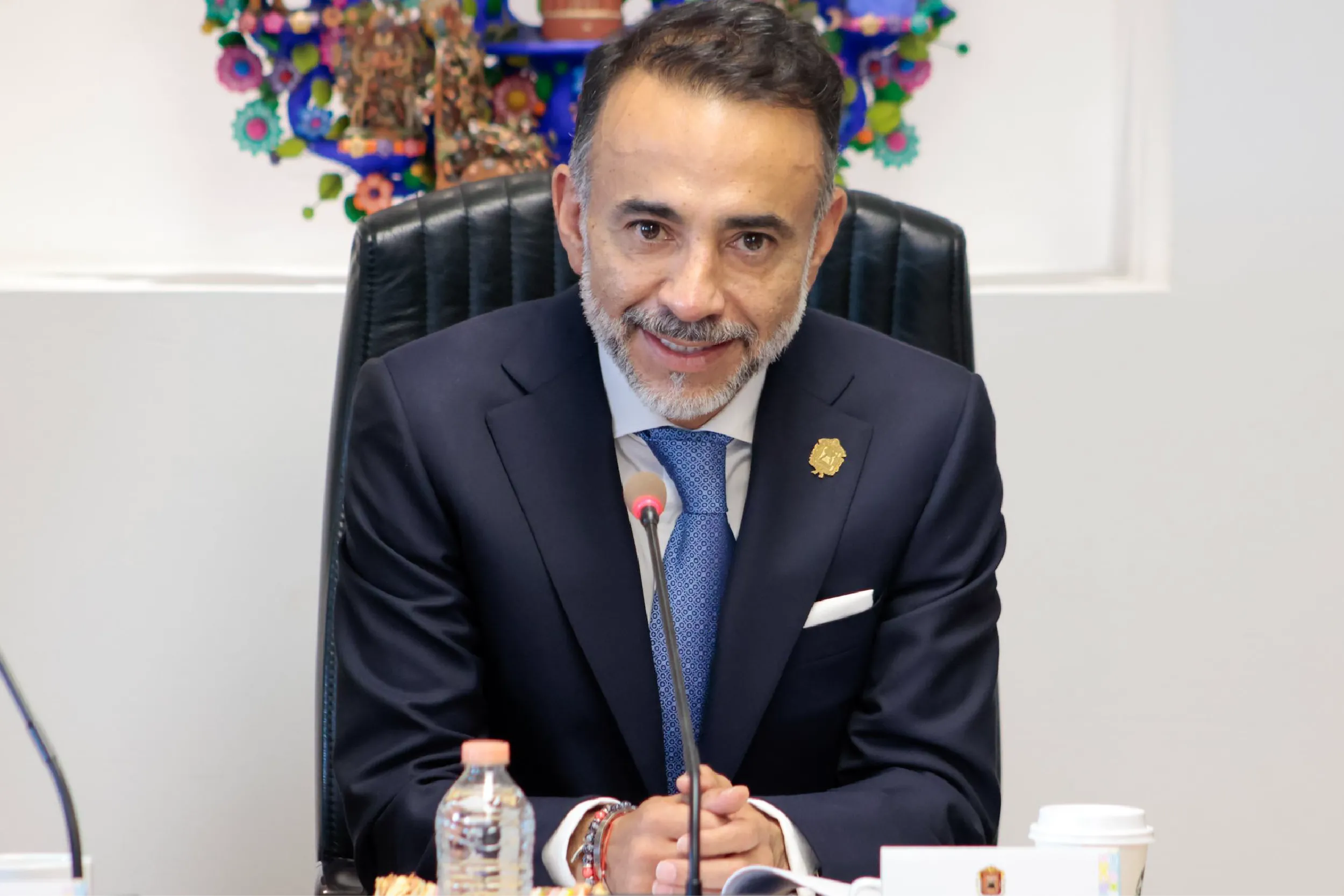 ¿Abuso de poder? Alcalde de Metepec aparece con escoltas armados en conflicto dentro de club deportivo.