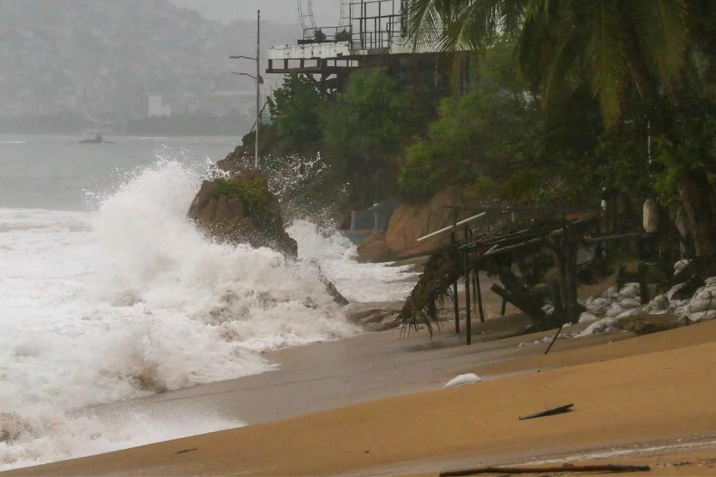 Boris toca tierra en Guerrero y Oaxaca y se degrada a depresión tropical.