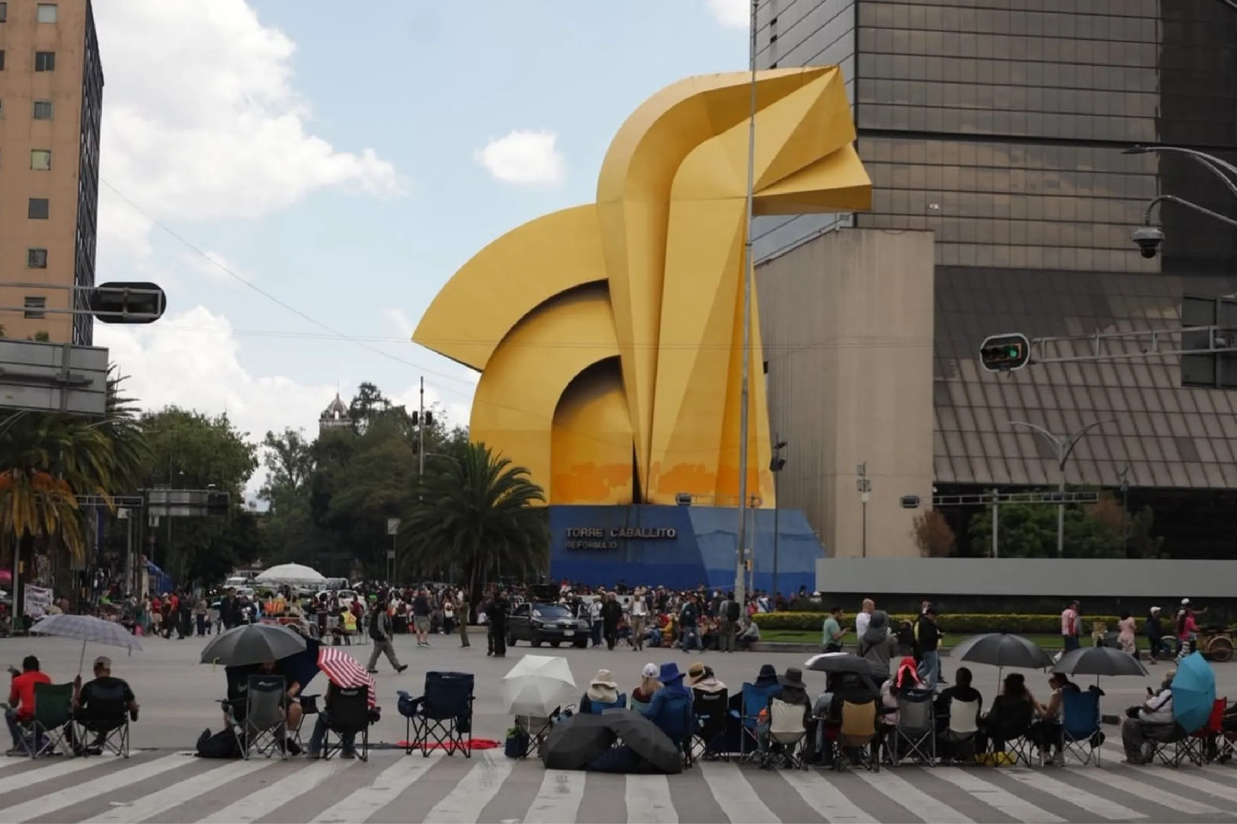 Maestros retoman bloqueos pese al retiro parcial del plantón en el Zócalo.