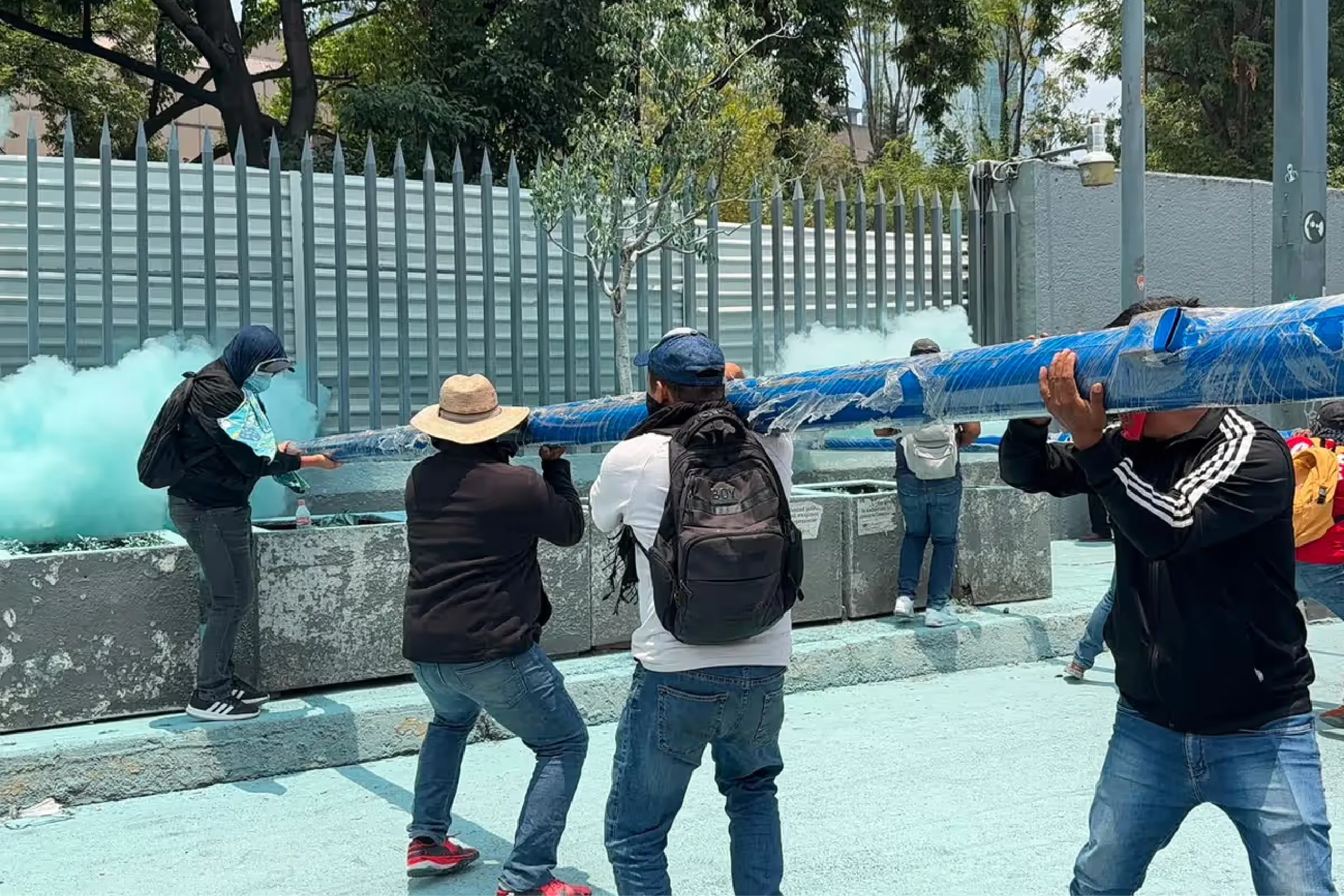 Protesta escala en la SEP: encapuchados ingresan a instalaciones de Avenida Universidad y provocan destrozos.