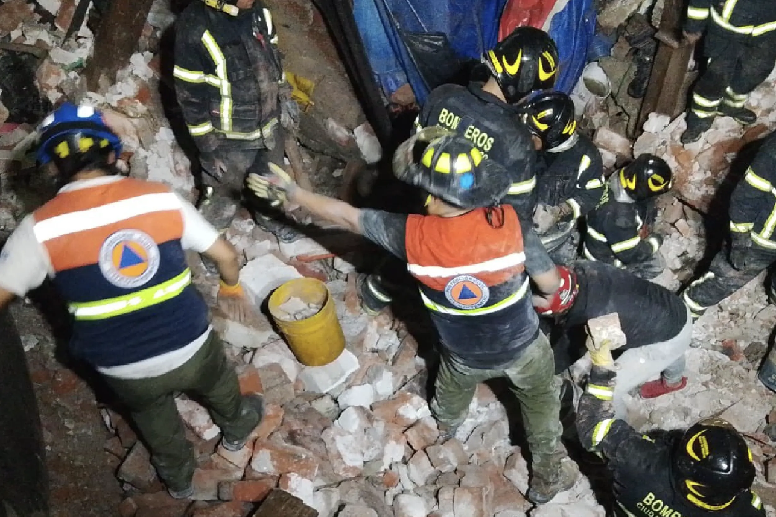 Protección Civil investiga derrumbe de inmueble en la Roma que dejó una lesionada.