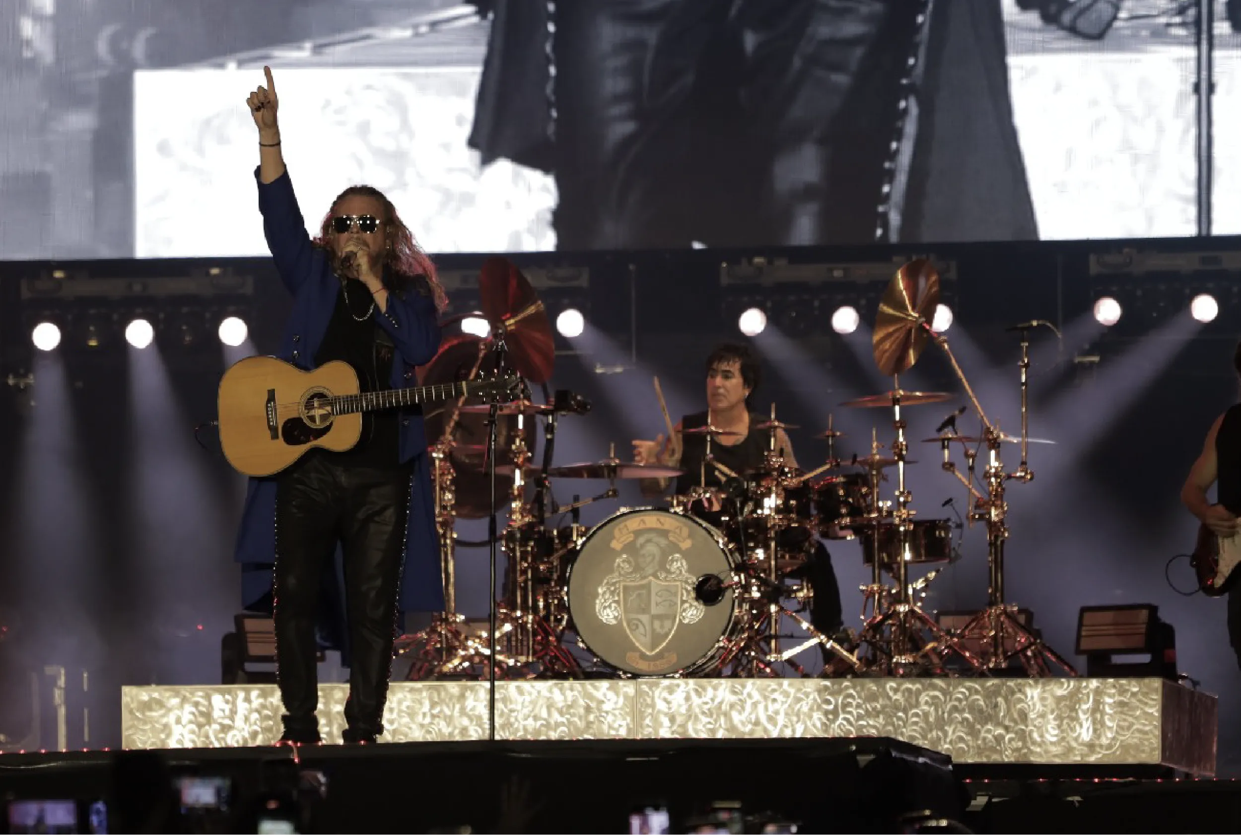 Concierto gratuito de Maná reúne a una multitud récord rumbo al Mundial.
