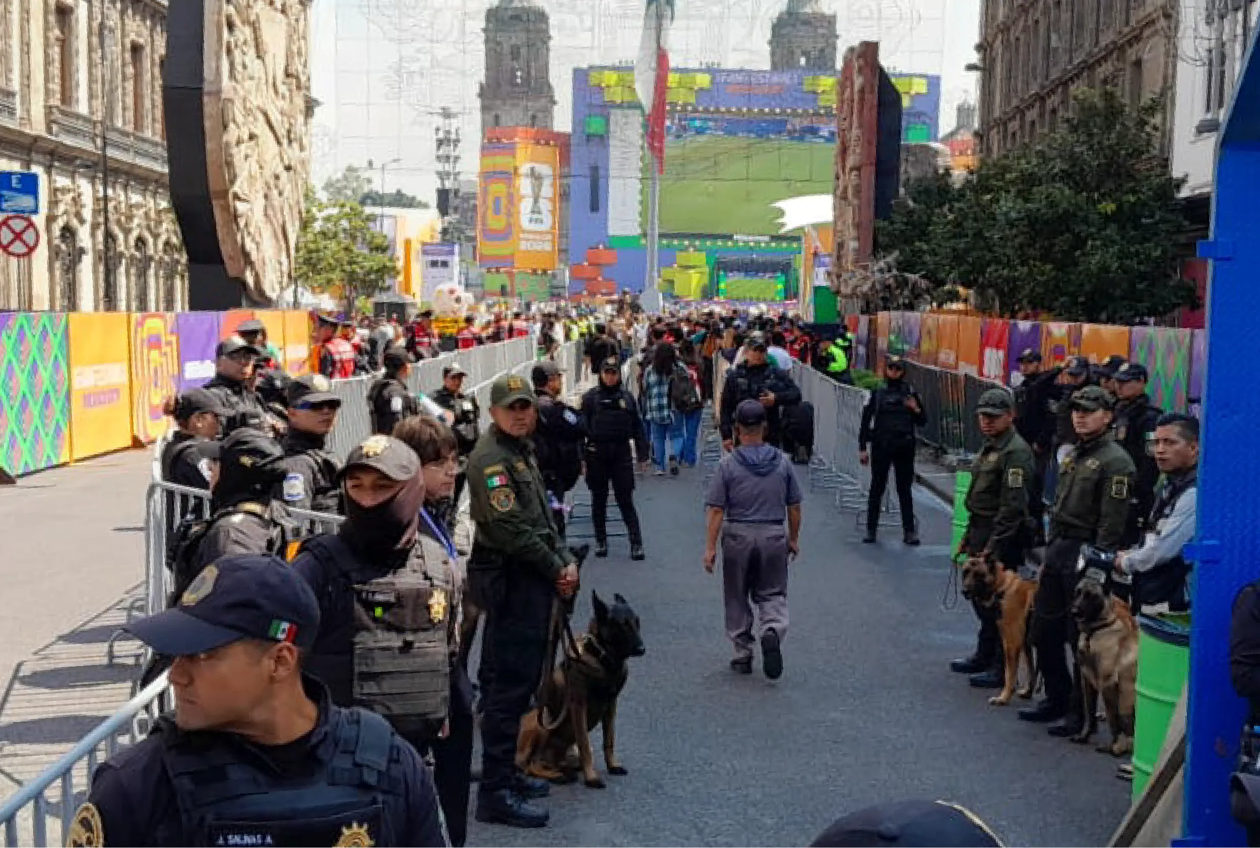 Fan Fest del Zócalo cierra acceso al llegar a 55 mil aficionados para el México vs Corea. Foto: Moisés Castillo.