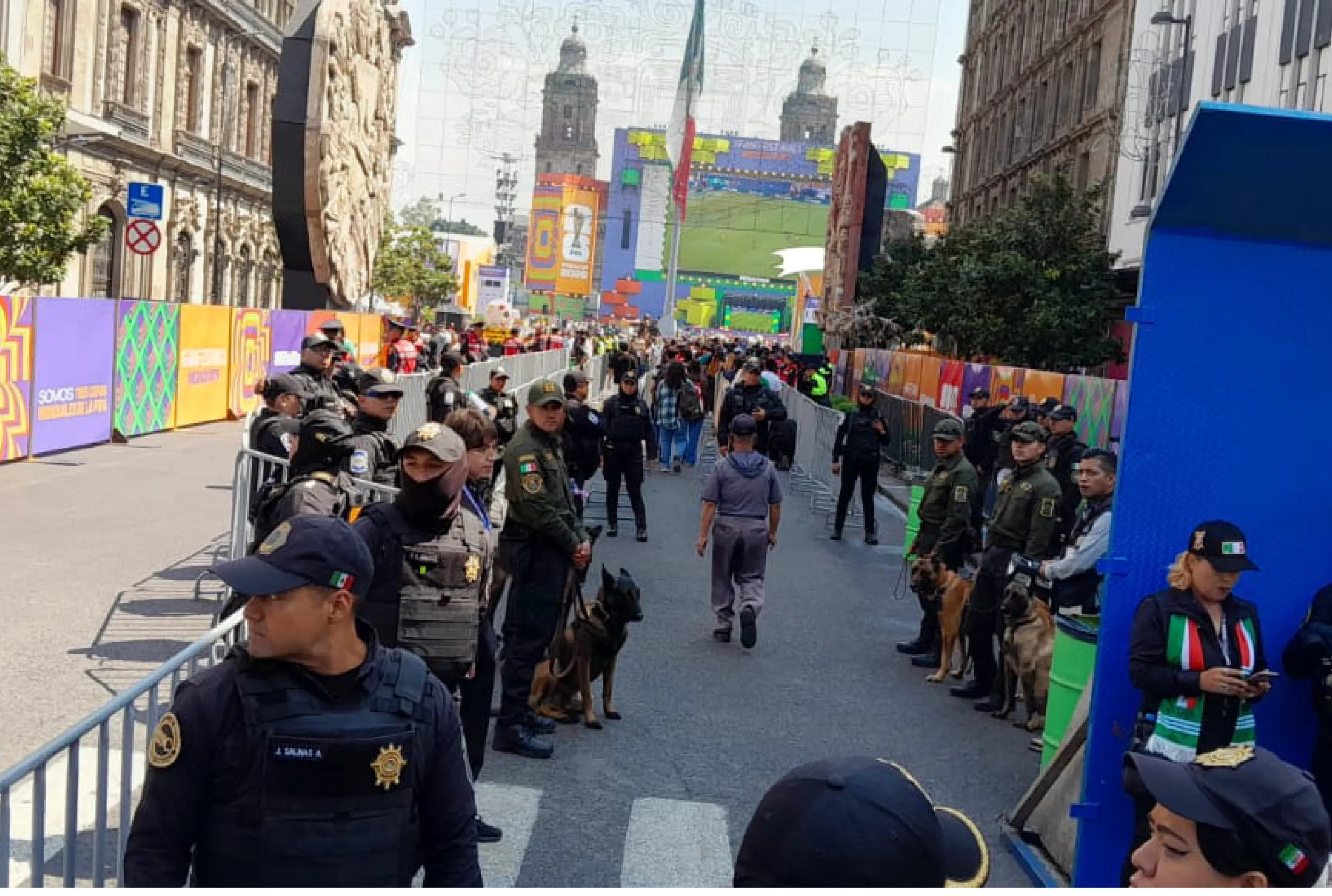Fan Fest del Zócalo cierra acceso al llegar a 55 mil aficionados para el México vs Corea. Foto: Moisés Castillo