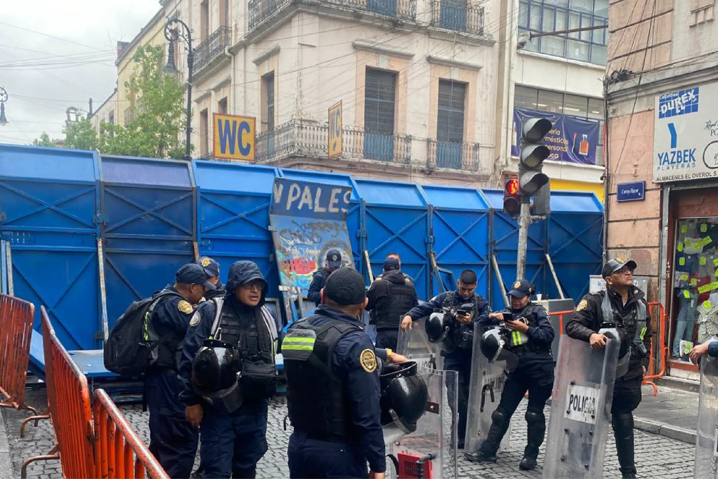 Así luce el Zócalo de la CDMX amurallado por las protestas de la CNTE.