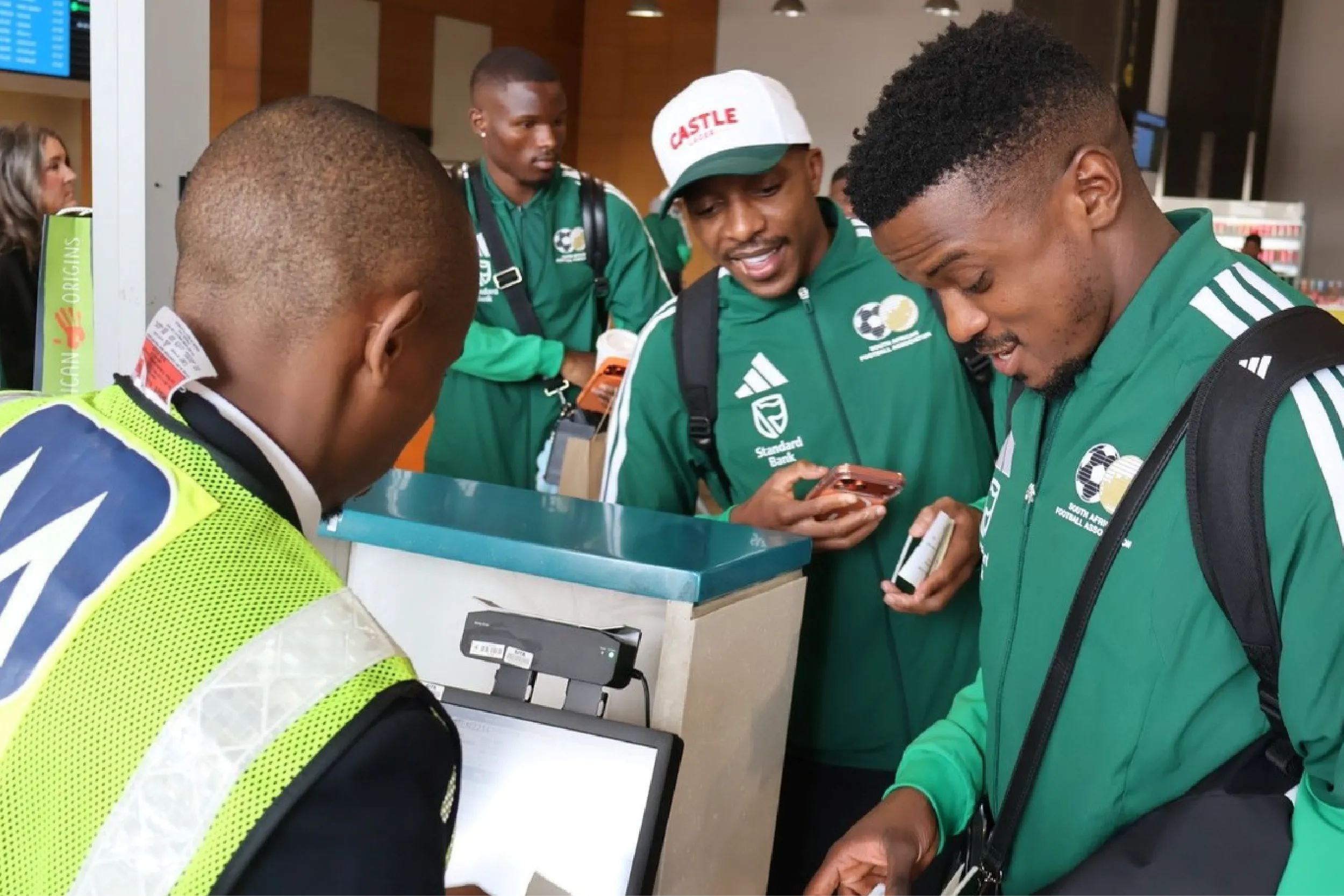 Los Bafana Bafana resolvieron los retrasos migratorios que pusieron en riesgo su itinerario rumbo a la Copa del Mundo.